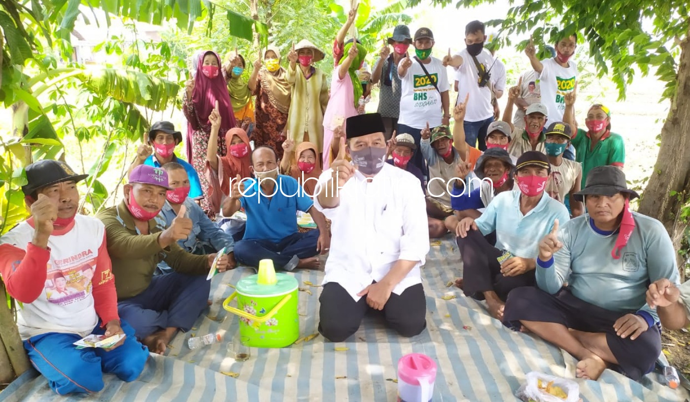 DIALOG - Cabup Sidoarjo, Bambang Haryo Soekartono (BHS) berdialog dengan puluhan petani Desa Popoh, Kecamatan Wonoayu, Sidoarjo untuk mencari solusi kelangkaan pupuk dan manajemen pengaturan air irigasi agar bisa panen 3 kali setahun, Senin (09/11/2020).