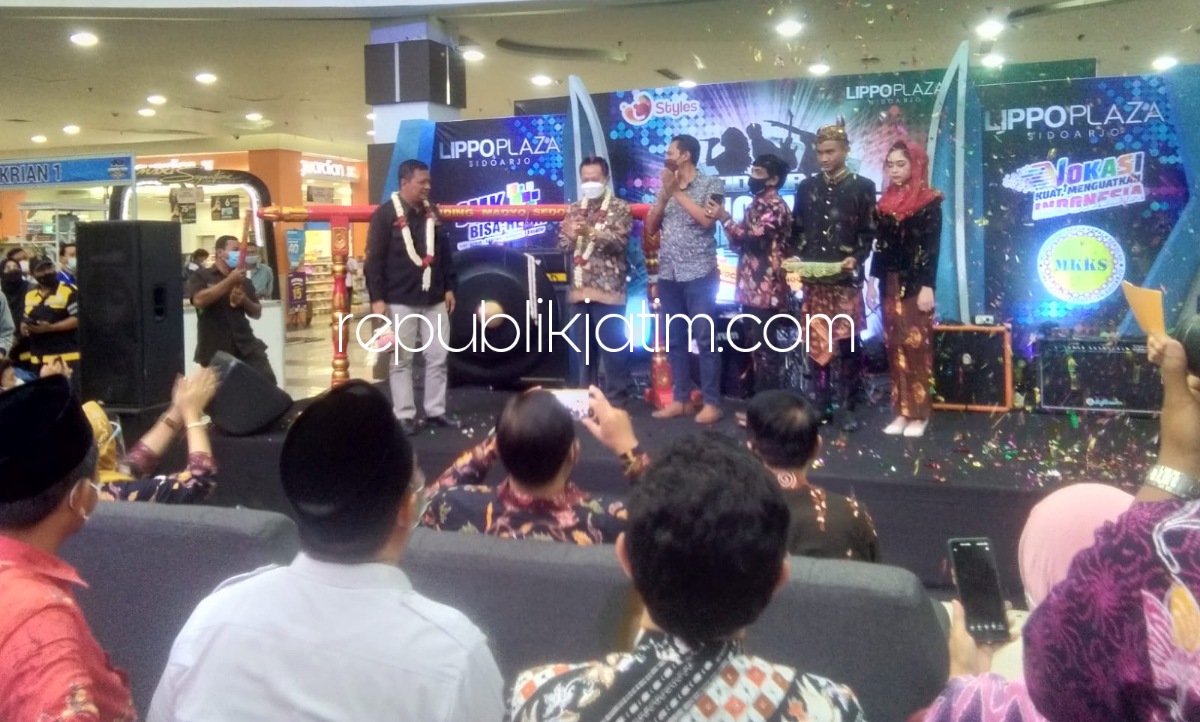 BUKA - Sidoarjo School Festival 2021 dibuka Kepala Cabang Dinas Pendidikan Jawa Timur Wilayah Sidoarjo-Surabaya, Lutfi Isa Ansori, Kepala Dinas Pendidikan Pemkab Sidoarjo, Dr Tirto Adi dan Ketua MKKS SMK Swasta Sidoarjo, Dr Kisyanto, Selasa (09/11/2021).