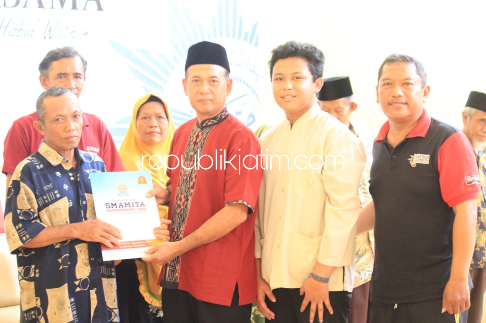 BANTUAN - Kepala Smamita, Zainal Arif Fakhrudi memberikan hadiah kepala para penggali kubur, petugas kebersihan masjid serta petugas kebersihan lingkungan untuk memperingati hari Pahlawan, Jumat (09/11/2018).