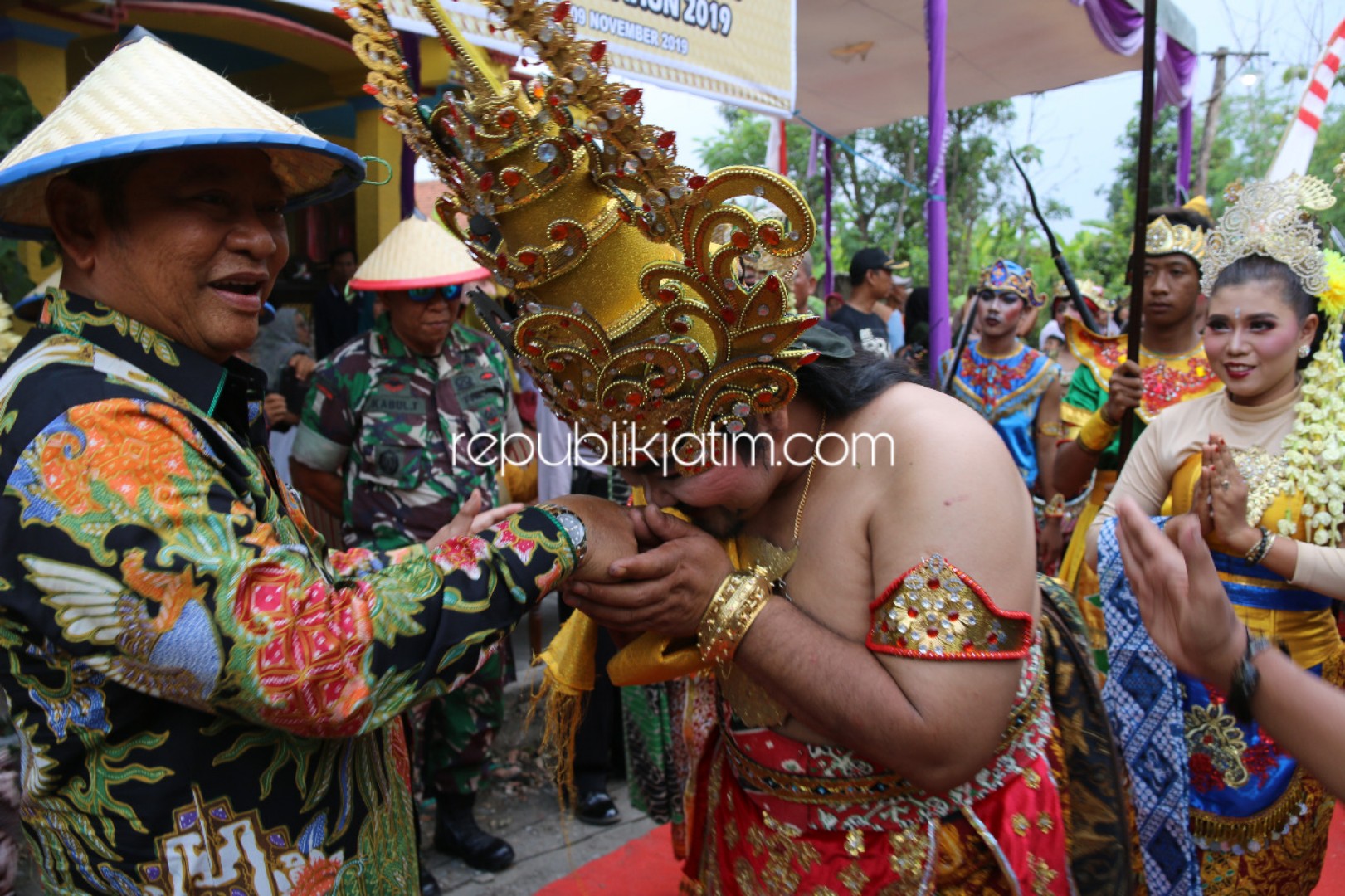 PEMBERANGKATAN - Bupati Sidoarjo, Saiful Ilah memberangkatkan pawai budaya dengan konsep kerajaan Majapahit yang berangkat dari Situs Seketi berjalan kurang lebih 2 kilometer menuju Balai Desa Seketi, Kecamatan Balongbendo, Sidoarjo, Sabtu (09/11/2019).