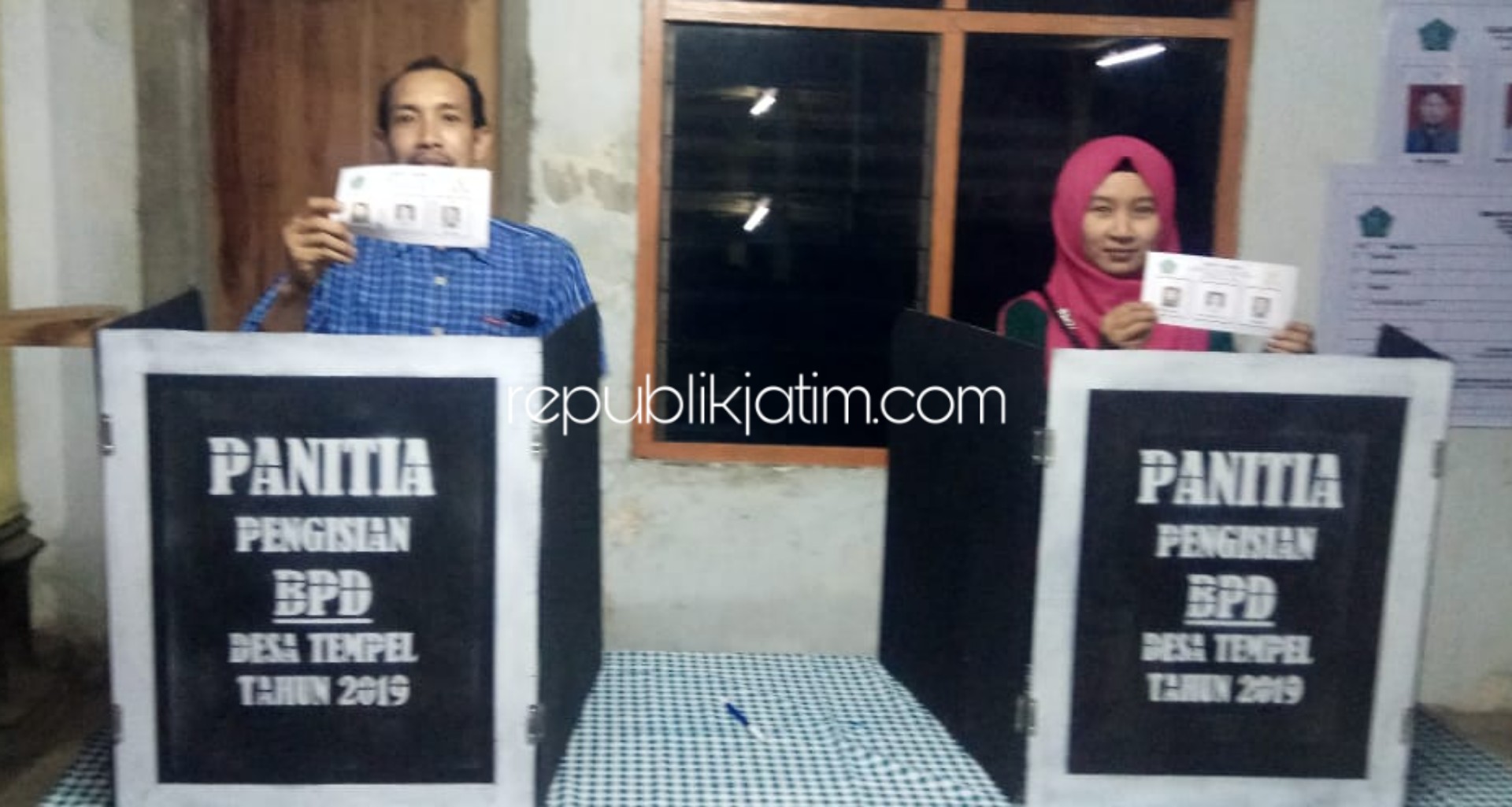 HAK PILIH - Para calon menggunakan hak pilihnya untuk memilih calon BPD Perwakilan Dusun Bakalan, Desa Tempel, Kecamatan Krian, Sidoarjo, Jumat (08/11/2019) malam. 