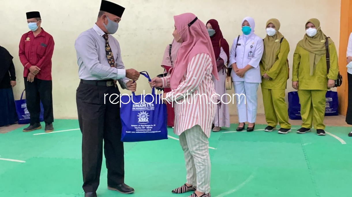 PENGHARGAAN - Kepala Smamita, oleh Zainal Arif Fakhrudi memberi penghargaan 9 tenaga kesehatan (Nakes) di Auditorium SMA Muhamadiyah 1 Taman, JL Raya Ketegan, Kecamatan Taman, Sidoarjo Rabu (10/11/2021).