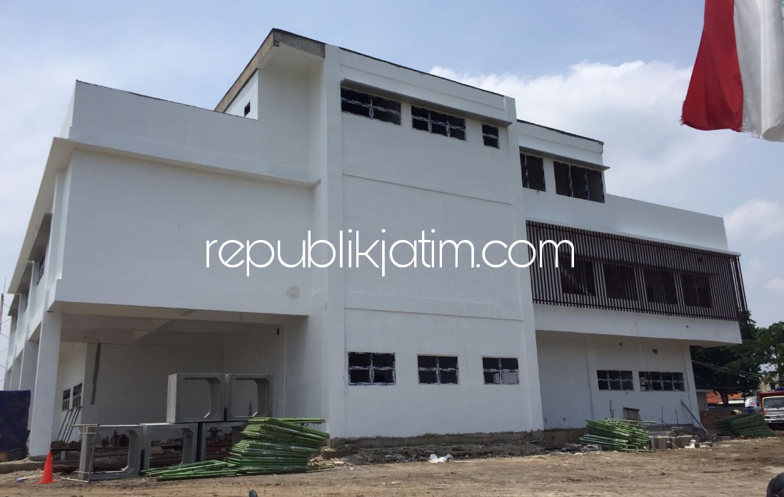 RSUD BARAT - Pembangunan RSUD Sidoarjo Barat di Desa Tambakkemerakan, Kecamatan Krian terus dipacu agar selesai sesuai target awal akhir Tahun 2021 ini karena sekarang pembangunan fisik mencapai 50,4 persen dari target, Rabu (10/11/2021). 