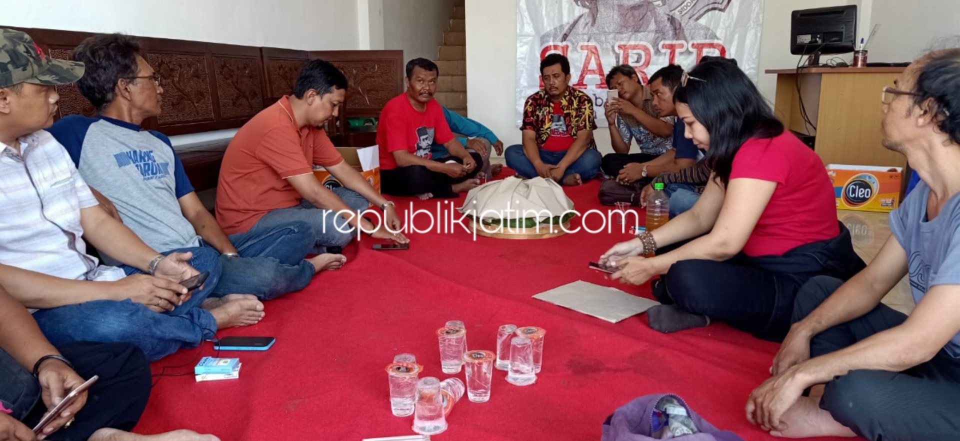 DEKLARASI - Koordinator SARIP, Heru Sastrawan memimpin deklarasi di sekretariat Ruko Pasar Semi Modern, Desa Sidodadi, Kecamatan Candi, Sidoarjo, Minggu (10/11/2019).
