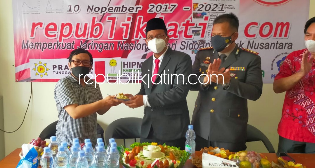 TUMPENG - Direktur republikjatim.com, M Helmi memberikan potongan tumpeng Hari Ulang Tahun (HUT) ke 4 kepada Bupati Sidoarjo, Ahmad Muhdlor Ali (Gus Muhdlor) di kantor Ruko Graha Anggrek Mas Nomor 26 A Sidoarjo, Rabu (10/11/2021).
