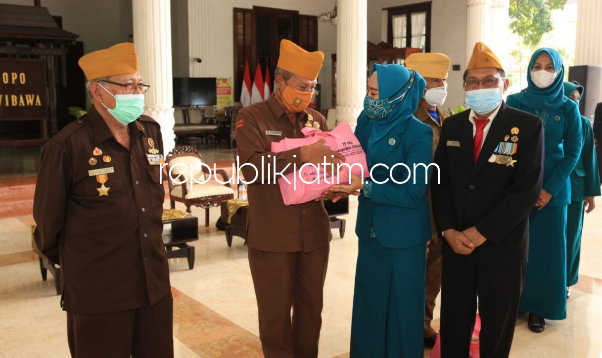 BANTUAN - Ketua TP PKK Kabupaten Sidoarjo, Ny Sa'adah Ahmad Muhdlor menyerahkan bantuan secara simbolis untuk para veteran di Pendopo Delta Wibawa usai mengikuti upacara bendera memperingati Hari Pahlawan 2021 di Alun-alun Sidoarjo, Rabu (10/11/2021).