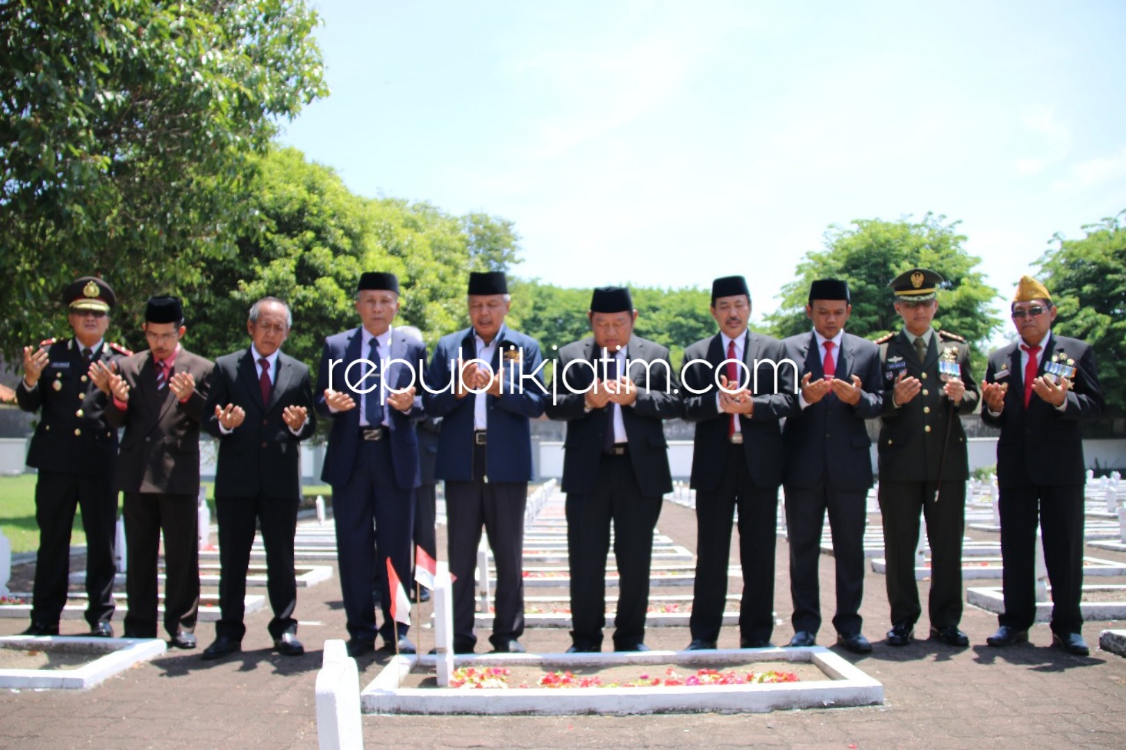 BERDOA - Bupati Sidoarjo, Saiful Ilah dan Forkopimda do’a bersama di atas batu nisan mantan Bupati Sidoarjo pertama RAA Soejadi (1933-1949) yang dimakamkan di Taman Makam Pahlawan Sidoarjo, Sabtu (10/11/2018). 