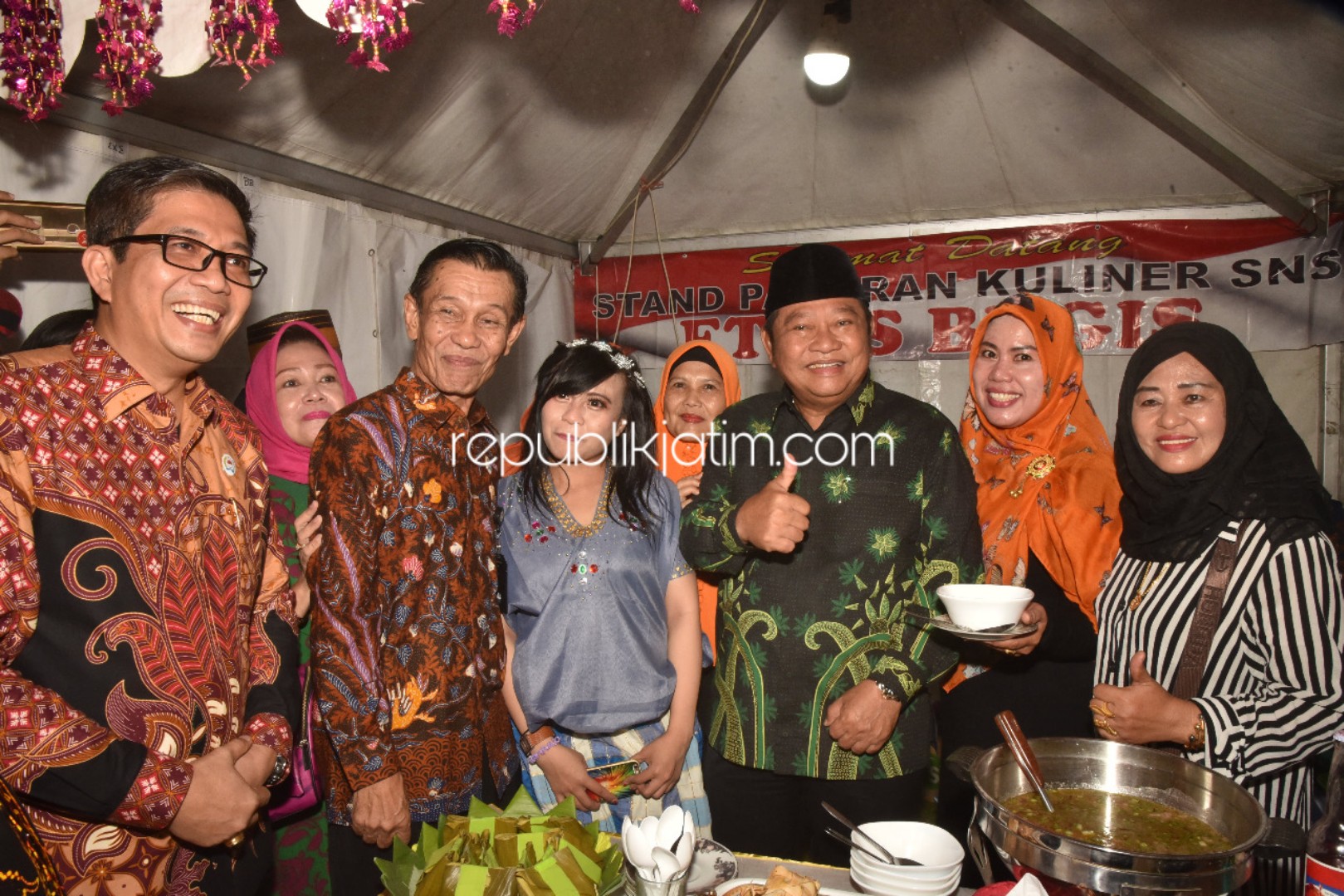 STAN - Bupati Sidoarjo, Saiful Ilah singgah di salah satu makanan khas nusantara dalam acara Semalam Nusantara Sidoarjo yang menampilkan seni, budaya dan kuliner khas Indonesia di Alun-Alun Sidoarjo, Sabtu (09/11/2019) malam.