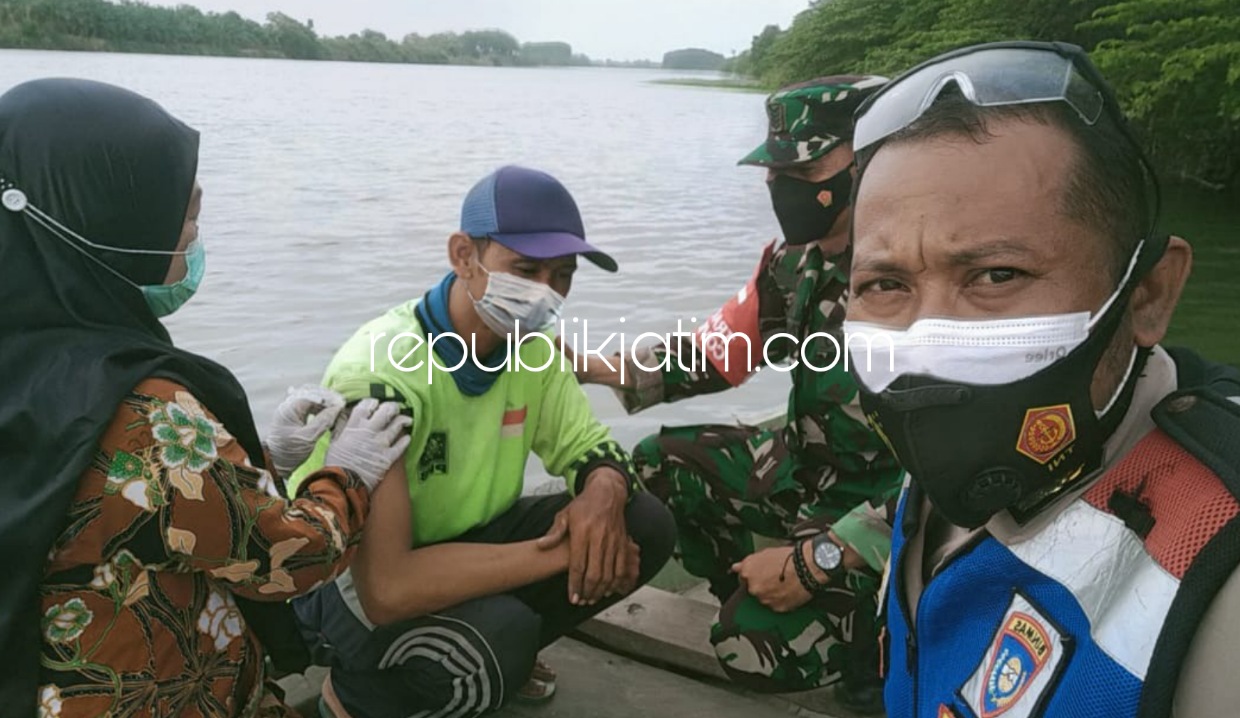 PERAHU - Tim vaksinator untuk warga Desa Tambak Kalisogo, Kecamatan Jabon, Sidoarjo memberikan vaksin bagi para nelayan di desa itu di atas perahu, Selasa (09/11/2021) sore. 