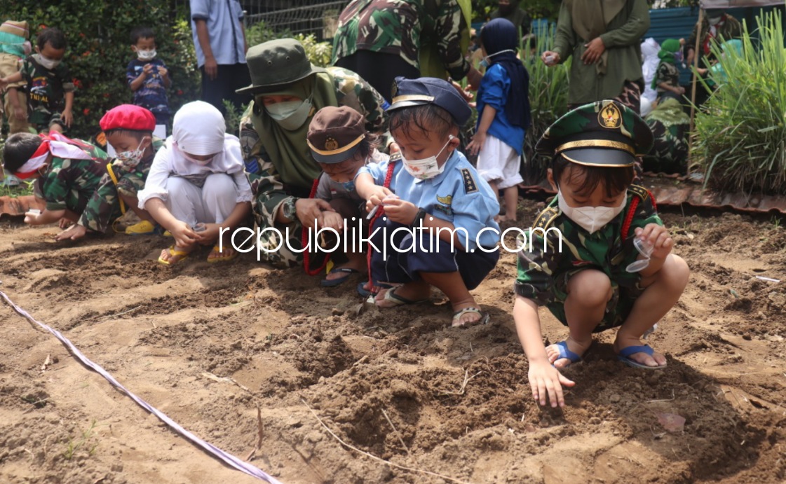 PAHLAWAN - Puluhan siswa-siswi KB-TK Al Muslim memakai baju pahlawan beraneka ragam mulai TNI, baju profesi dan lain-lain sebagai peringatan Hari Pahlawan, Rabu (10/11/2021).