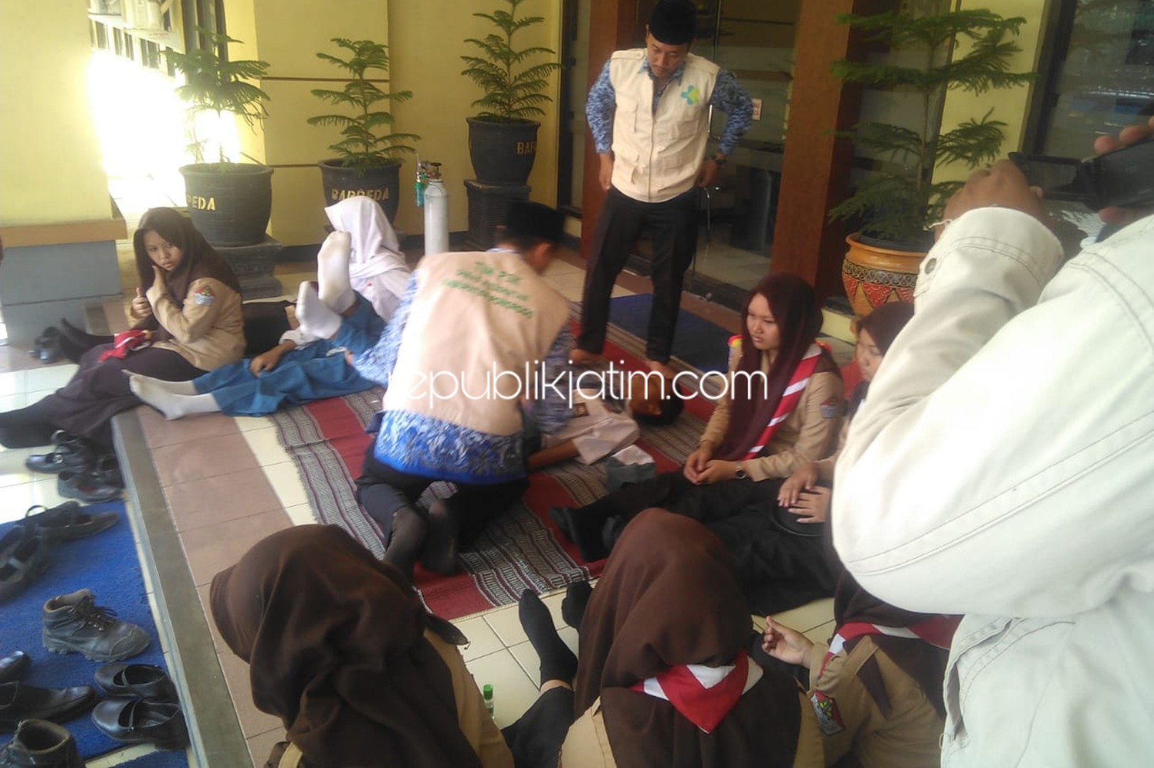 PINGSAN - Sebanyak 12 pelajar setingkat SMA dan SMK di Ponorogo pingsan saat Upacara Peringatan Hari Pahlawan 10 November yang digelar Pemkab Ponorogo di halaman Kantor Bupati Ponorogo, Minggu (10/11/2019).