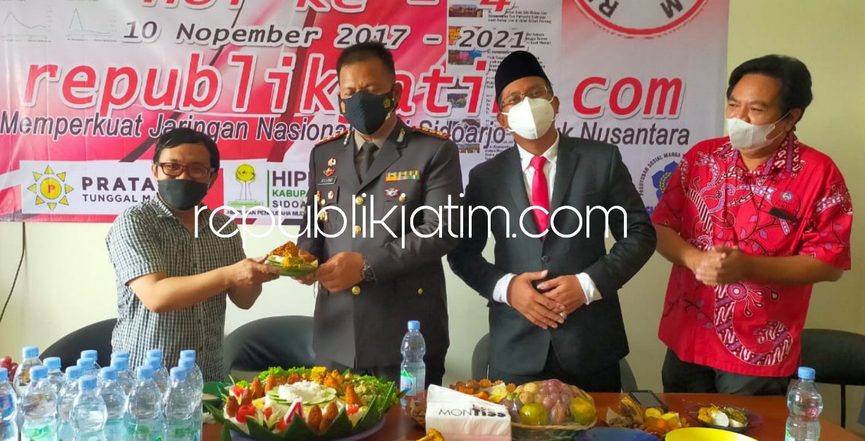 TUMPENG - Direktur republikjatim.com, M Helmi menyerahkan potongan tumpeng Hari Ulang Tahun (HUT) ke 4 kepada Kapolresta Sidoarjo, Kombes Pol Kusumo Wahyu Bintoro di kantor Ruko Graha Anggrek Mas Nomor 26 A, Sidoarjo, Rabu (10/11/2021).