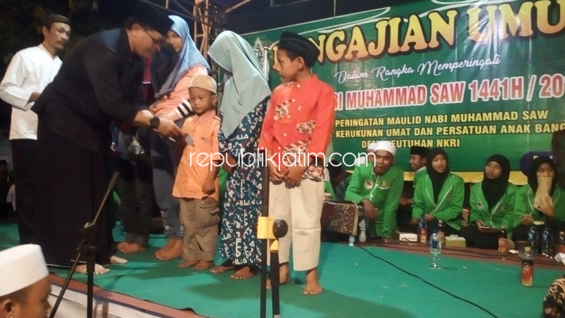 MAULID - Kades Balakal Wringinpitu, Kecamatan Balongbendo, Sidoarjo Nanang HS menyantuni yatim piatu dalam acara Pengajian Umum peringatan Maulid Nabi Muhammad SAW di Balai Dusun Wringinpitu, Minggu (10/11/2019) malam.