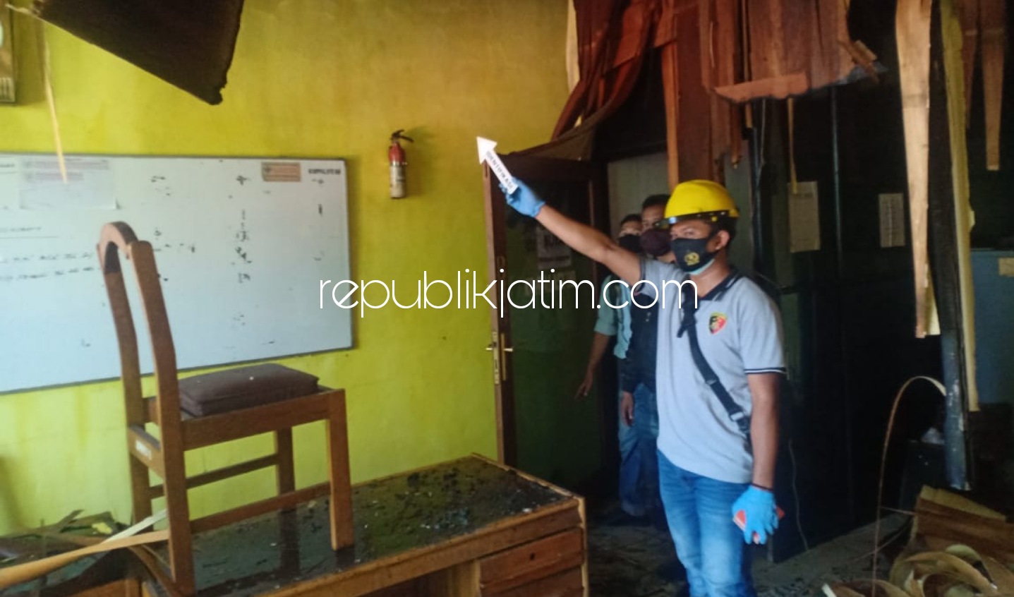 TKP - Sejumlah petugas Satuan Reskrim Polresta Sidoarjo dan Polsek Candi menggelar olah TKP kebakaran empat ruko di komplek Pasar Larangan, Kecamatan Candi, Sidoarjo untuk memastikan penyebab utama kecelakaan, Selasa (10/11/2020).
