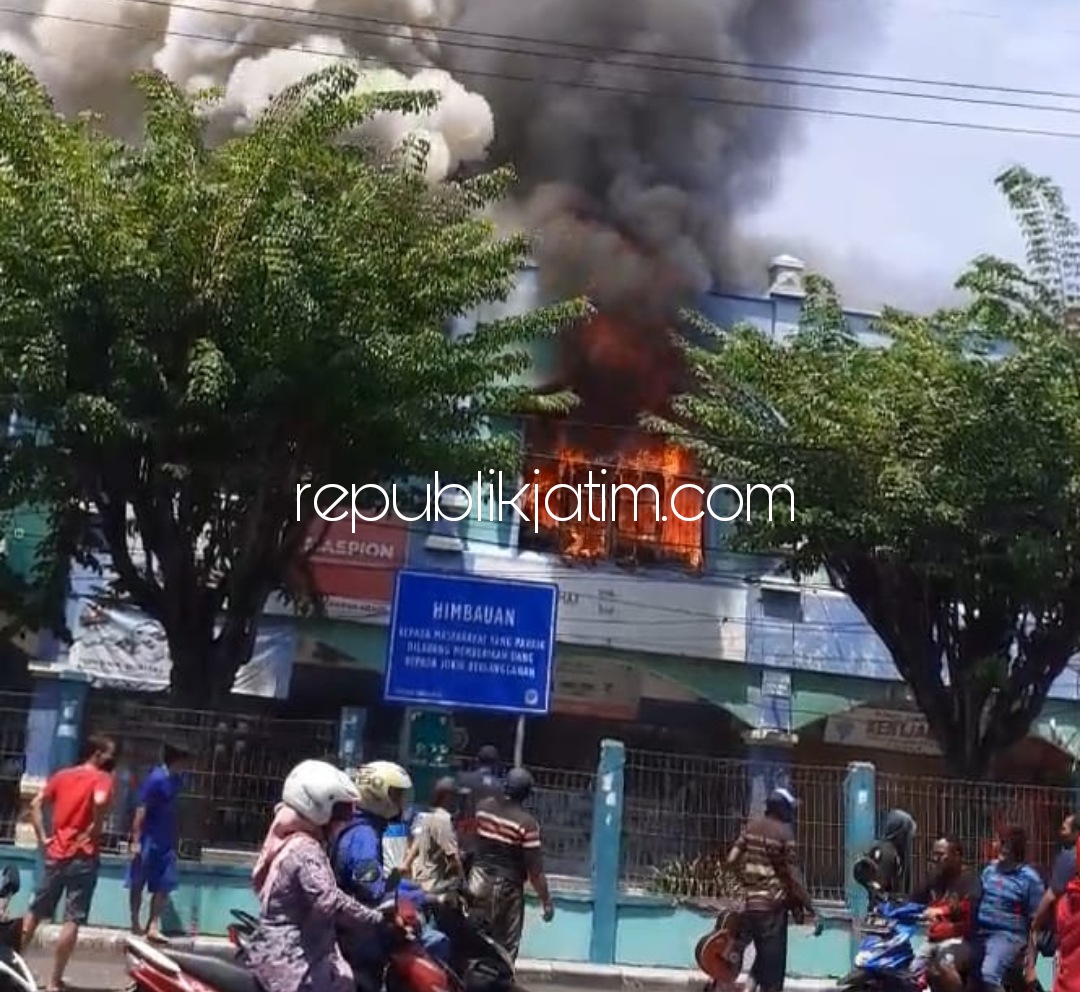 TERBAKAR - Sebanyak empat ruko dua lantai di Pasar Larangan, Kecamatan Candi, Sidoarjo ludes terbakar, Selasa (10/11/2020).