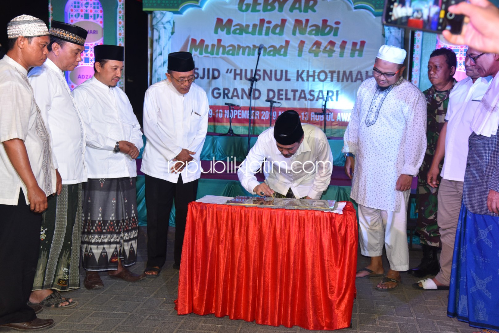 PRASASTI - Wabup Sidoarjo, Nur Ahmad Syaifuddin menandatangani prasasti peresmian Masjid Husnul Khotimah, Grand Deltasari Baru, Kecamatan Waru, Sidoarjo, Minggu (10/11/2019) malam.