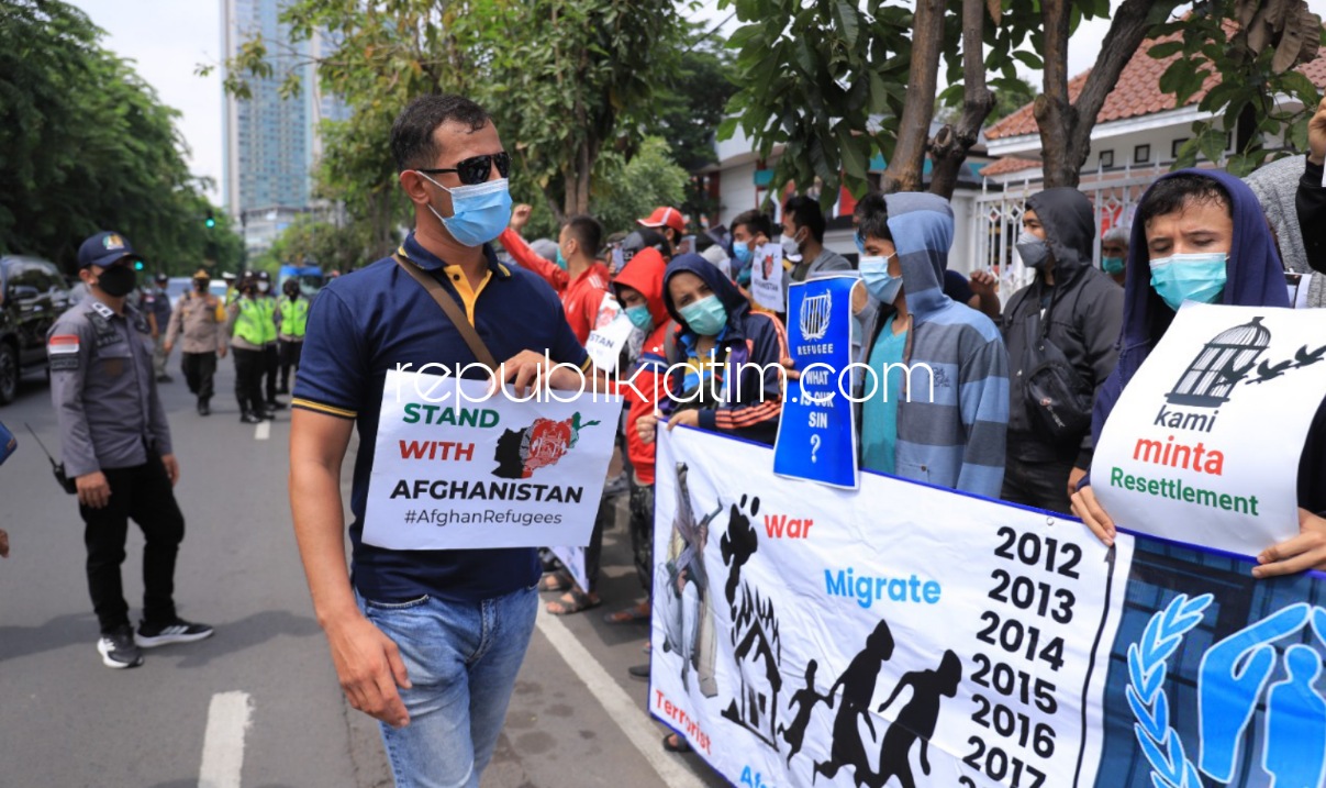 DEMO - Sekitar 100 pengungsi asal Afghanistan yang ada di Tempat Penampungan Puspa Agro, Jemundo, Kecamatan Taman, Sidoarjo mendatangi Kanwil Kemenkumham Jatim menuntut kejelasan nasibnya yang terkatung-katung selama 11 tahun, Kamis (11/11/2021).