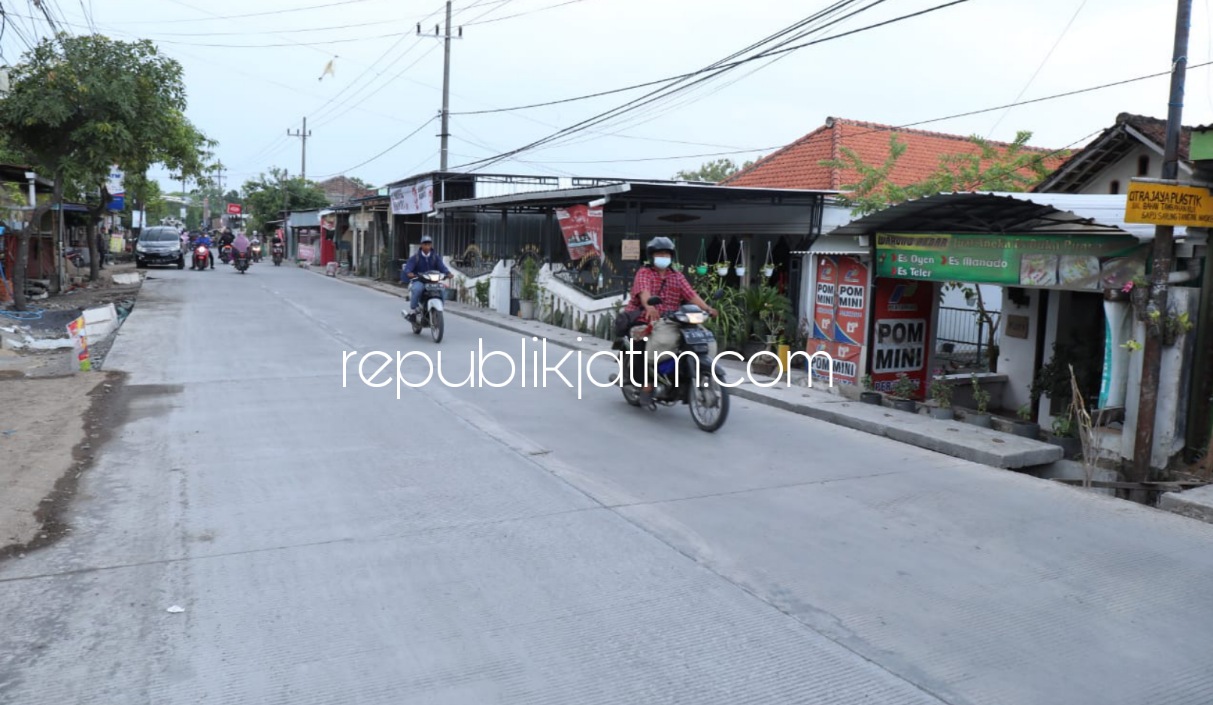BETON - Salah satu ruas jalan beton JL Raya Betro - Buncitan - Kalanganyar, Kecamatan Sedati, Sidoarjo yang sudah rampung dibeton setelah sebelumnya sempat diberi sebutan jeglongan sewu, Kamis (11/11/2021).