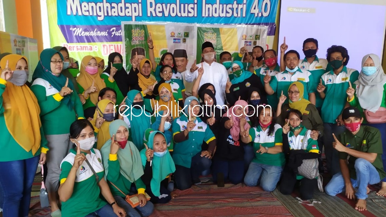 MENANG - Pengurus Konfederasi Serikat Pekerja Indonesia (KSPI) dan Federasi Serikat Pekerja Kimia Energi dan Pertambangan (FSPKEP) deklarasi siap memenangkan BHS - Taufiq di Pilkada Sidoarjo di Sekretariat Perum Graha Asri, Sukodoko, Rabu (11/11/2020).