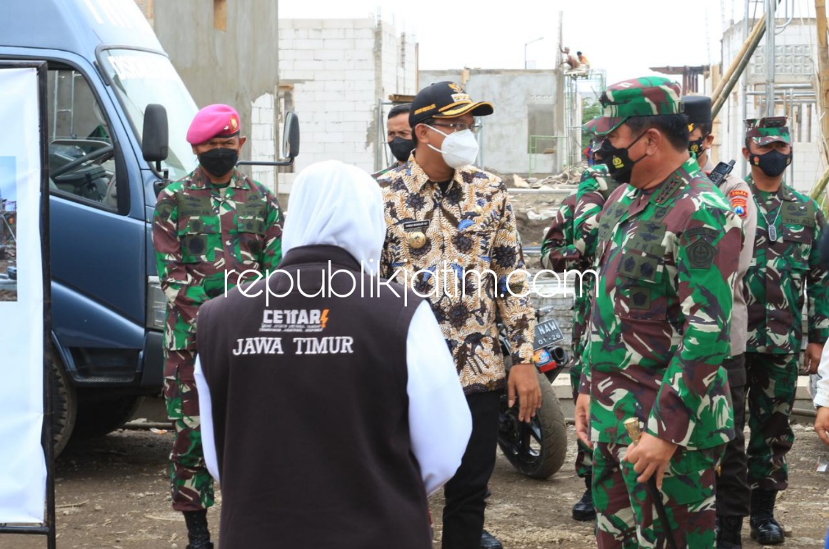 SERAH TERIMA - Serah terima kunci perumahan Pahlawan Nanggala 402 diserah Panglima TNI Marsekal TNI Hadi Tjahjanto kepada para ahli waris Pahlawan Nanggala 402 di Desa Kedungkendo, Kecamatan Candi, Sidoarjo, Kamis (11/11/2021).