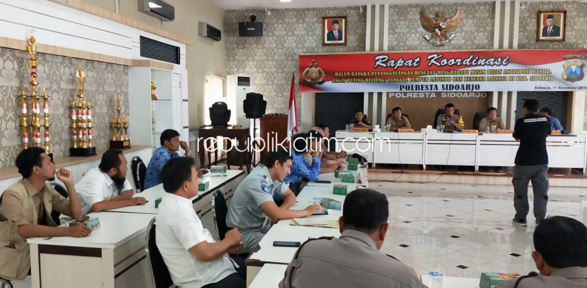 RAKOR - Kabag Ops Polresta Sidoarjo, Kompol Mujito dan Asisten 1 Pemkab Sidoarjo, Heri Soesanto memimpin rapat koordinasi (Rakor) penanggulangan bencana di Polresta Sidoarjo, Senin (11/11/2019).