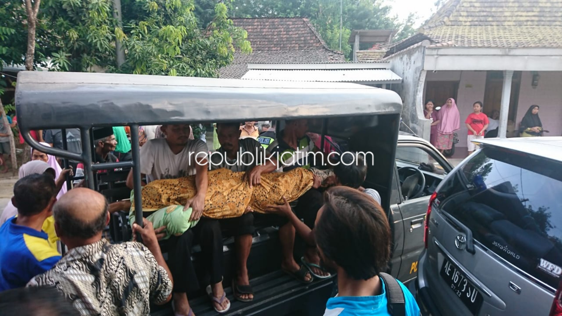 EVAKUASI - Warga dan polisi mengevakuasi jenazah Darmawan (50) warga Dusun Banyuarum, Desa/Kecamatan Kauman yang tewas karena terjatuh dari pohon setinggi 8 meter, Minggu (10/11/19).