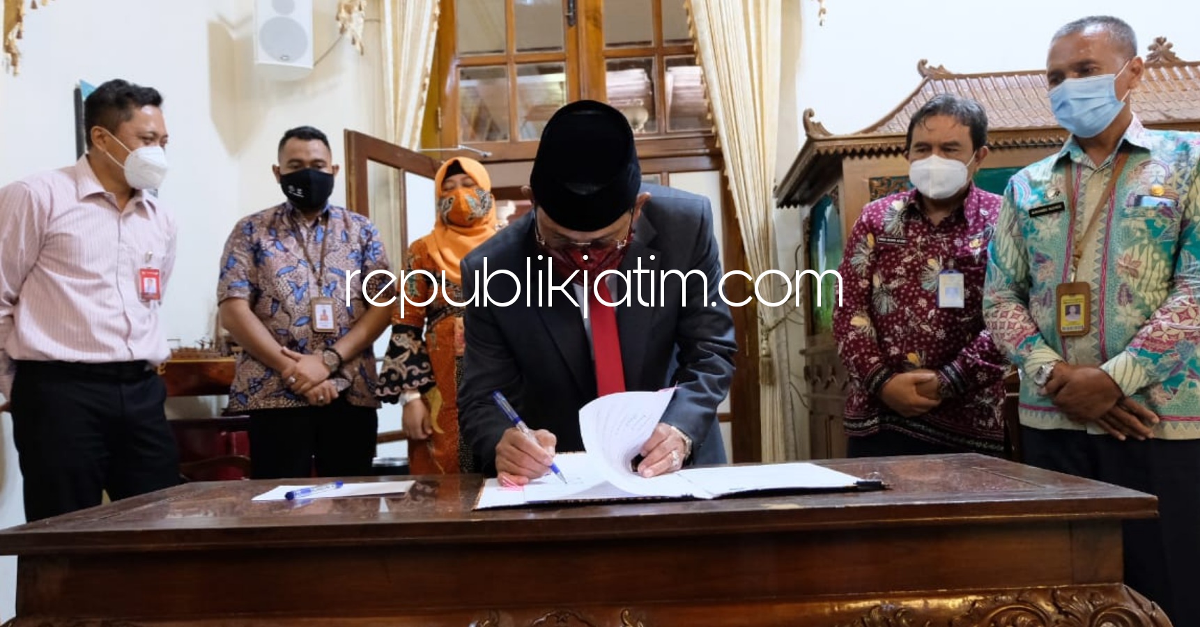 TANDA TANGAN - Pj Bupati Sidoarjo, Hudiyono menandatangani nota kesepahaman (MoU) penambahan 4 mini Mall Pelayanan Publik (MPP) di Pendopo Delta Wibawa, Selasa (10/11/2020).