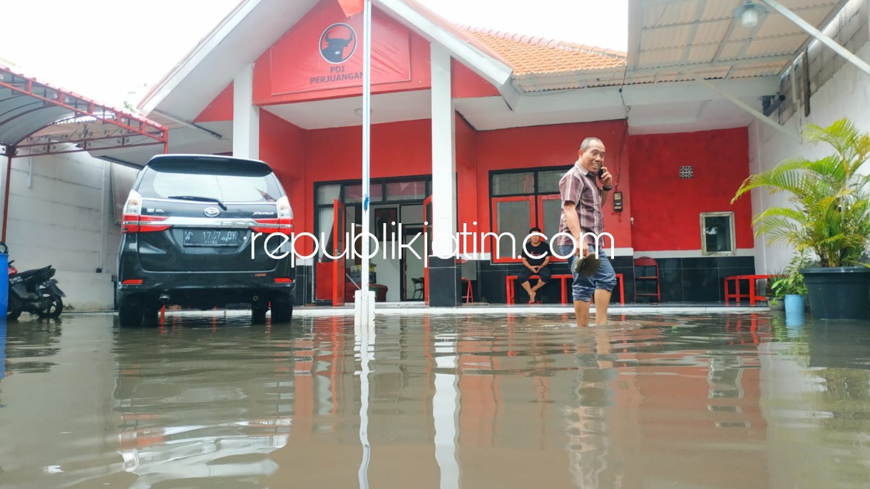 BANJIR - Kondisi jalan dan halaman Kantor DPC PDIP Sidoarjo yang selalu menjadi langganan banjir di Desa Jati, Kecamatan Sidoarjo, Kamis (11/11/2021).