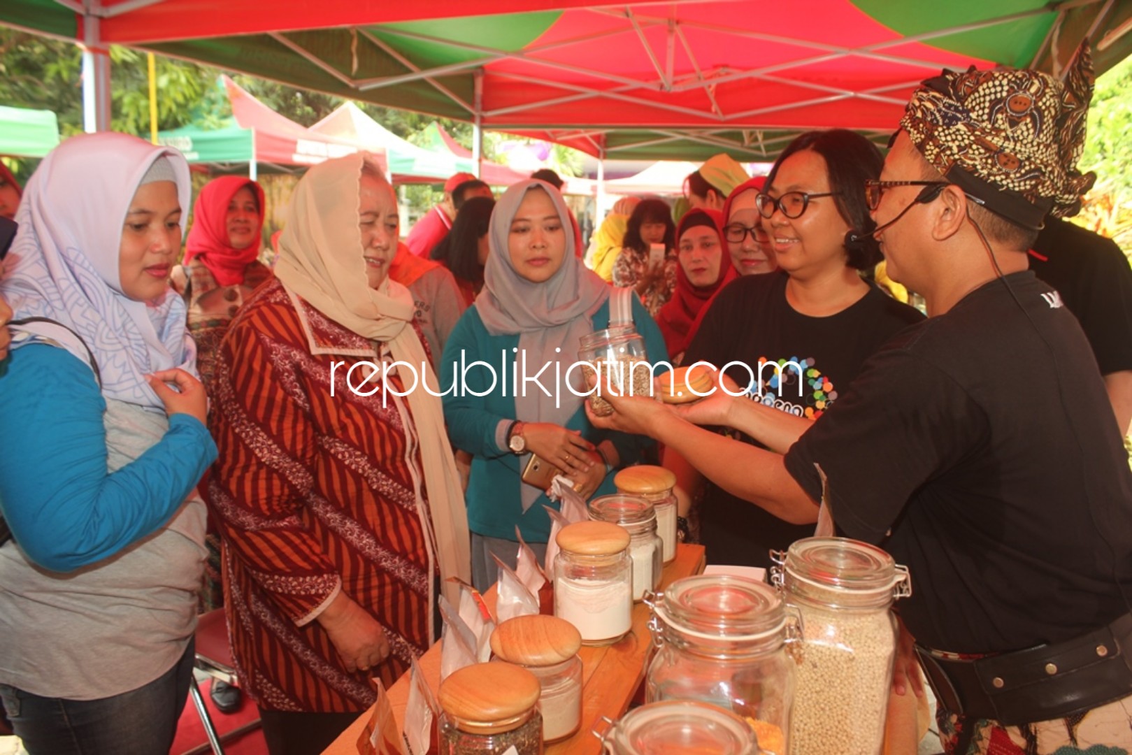 NON BERAS - Istri Bupati Sidoarjo, Ny Anik Saiful Ilah melihat berbagai produk makanan non beras dan non terigu produksi warga Perumahan Lamegas, Minggu (11/11/2018).