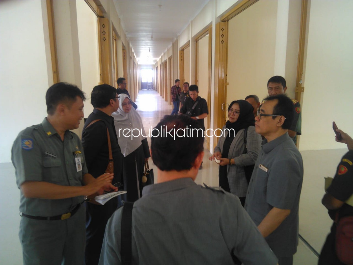 KECEWA - Anggota dan pimpinan Komisi C DPRD Ponorogo merasa kecewa karena banyak yang rusak saat sidak proyek gedung Kampung Reog dan Sentra Industri Batik di JL Trunojoyo, Kelurahan Tambakbayan, Kecamatan/Kabupaten Ponorogo, Senin (11/11/2019).