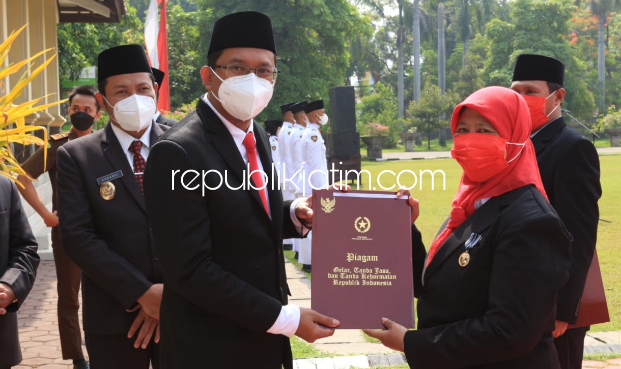 SEMATKAN - Bupati Sidoarjo, Ahmad Muhdlor Ali menyematkan tanda kehormatan Satyalancana Karya Satya yang diberikan Pemerintah RIkepada PNS karena kesetiaan, pengabdian, kecakapan, kejujuran, kedisiplinan serta bekerja terus-menerus, Rabu (10/11/2021).