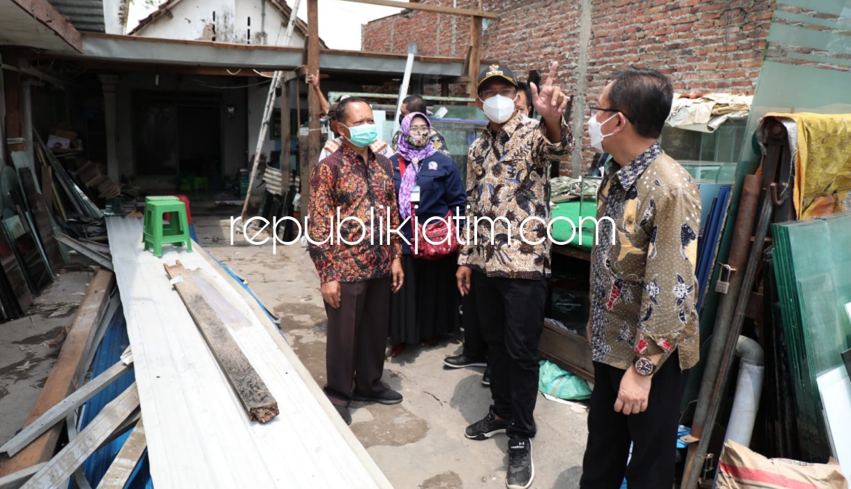 RUSAK - Bupati Sidoarjo, Ahmad Muhdlor Ali (Gus Muhdlor) mengecek bangunan rumah warga Desa Kedungkendo, Kecamatan Candi, Sidoarjo yang rusak diterjang puting beliung, Kamis (12/11/2021).