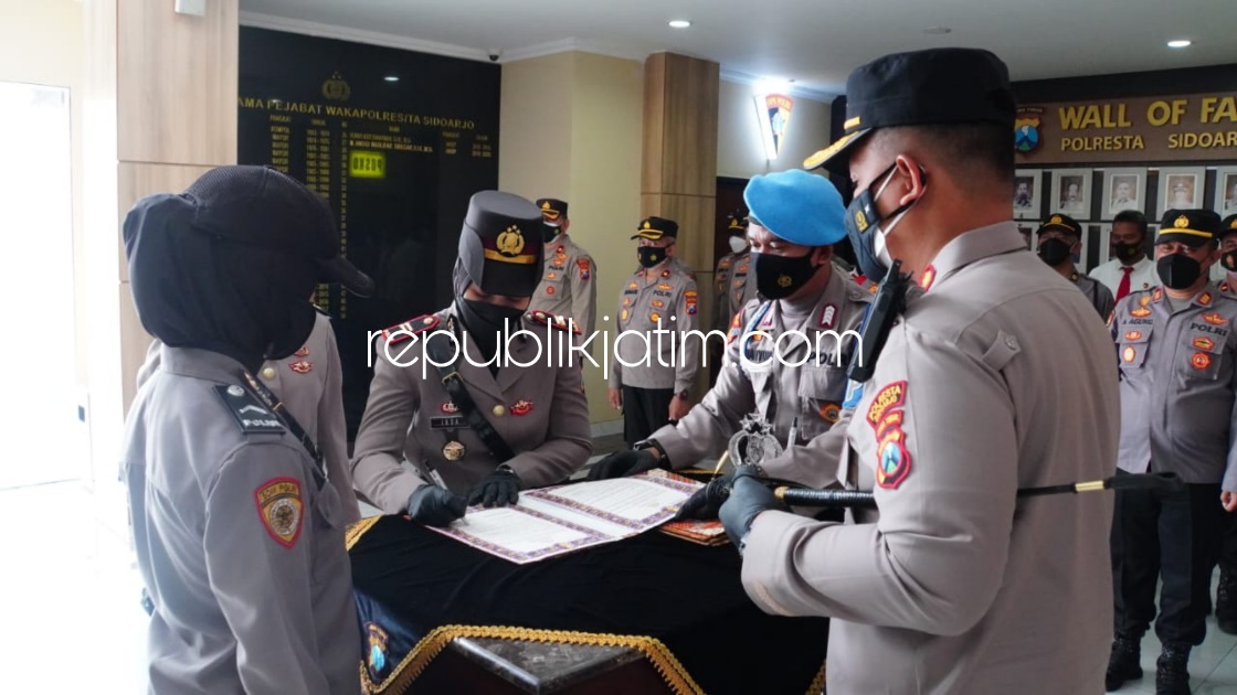 LANTIK - Kapolresta Sidoarjo Kombes Pol Kusumo Wahyu Bintoro melantik tiga Kapolsek di Polresta Sidoarjo, Jumat (12/11/2021).