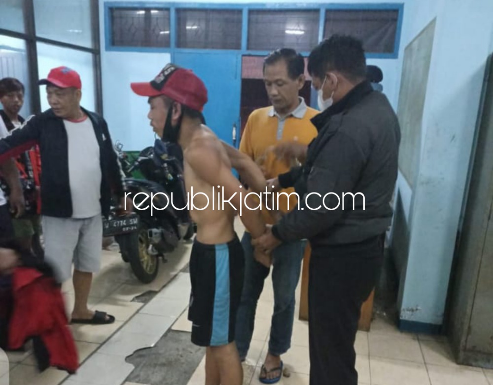 DIAMANKAN - Pelaku pencurian sandal karet, Slamet Wibowo diamankan warga di area Terminal Pasar Porong saat hendak dibawa ke Polsek Porong, Jumat (12/11/2021) dini hari.