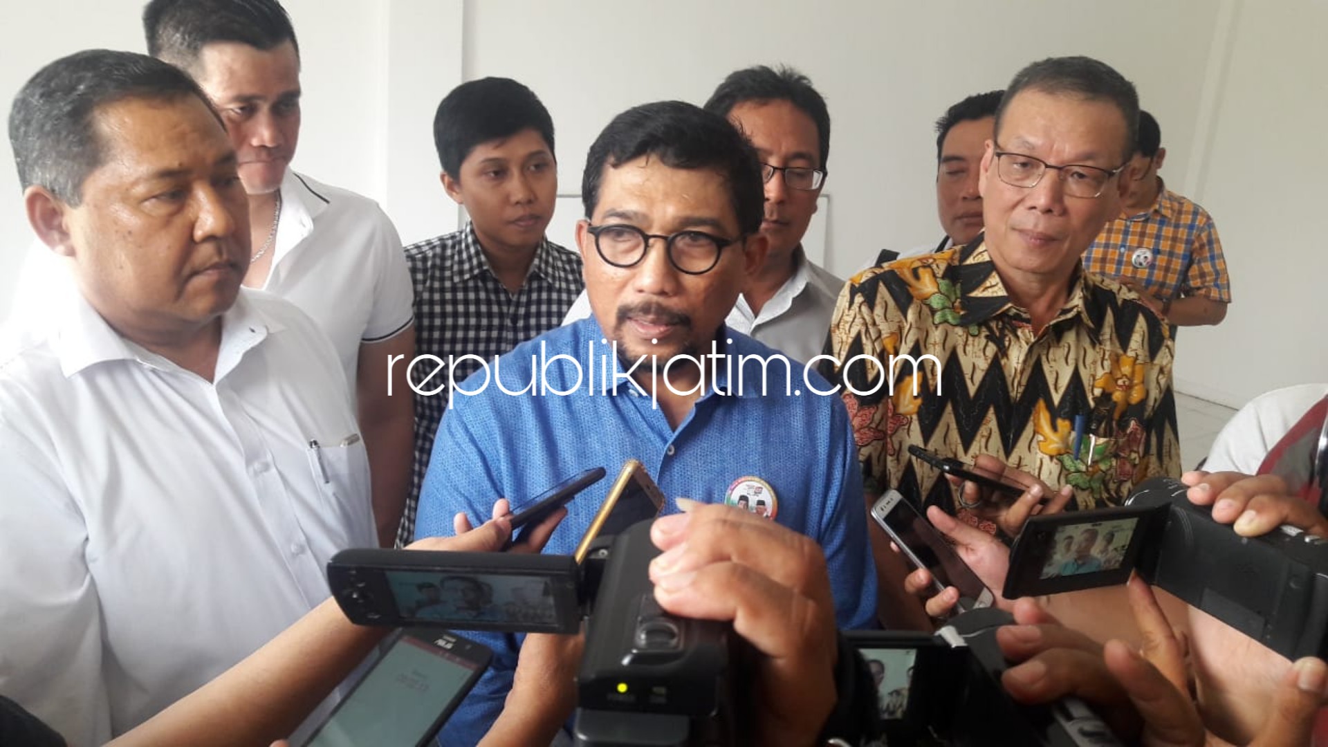 KONSOLIDASI - Ketua TKD Jatim Irjen Pol (Purn) Machfud Arifin berkonsolidasi pemenangan pasangan Jokowi-KH Maruf Amin di Pertama Regency Tanggulangin, Senin (12/11/2018).