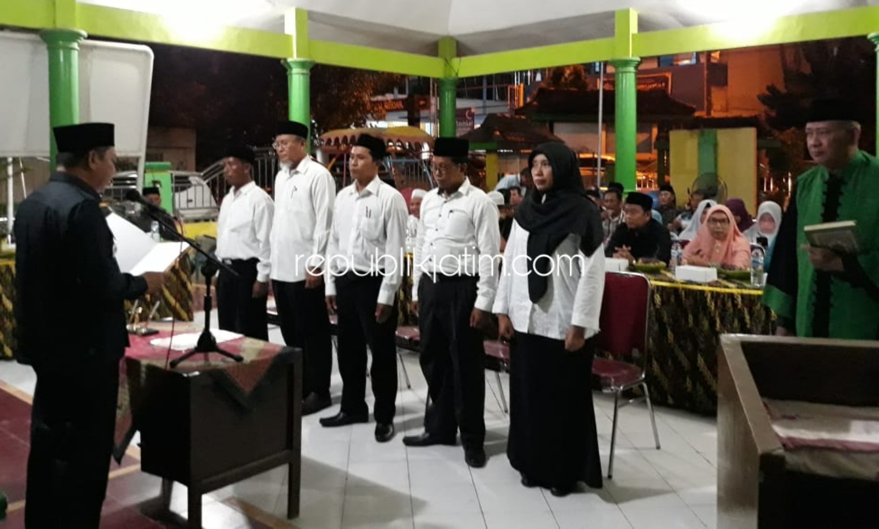 LANTIK - Camat Tanggulangin, Didik Widoyoko melantik lima anggota BPD Desa Penatarsewu, Kecamatan Tanggulangin, Sidoarjo, Senin (11/11/2019) malam.