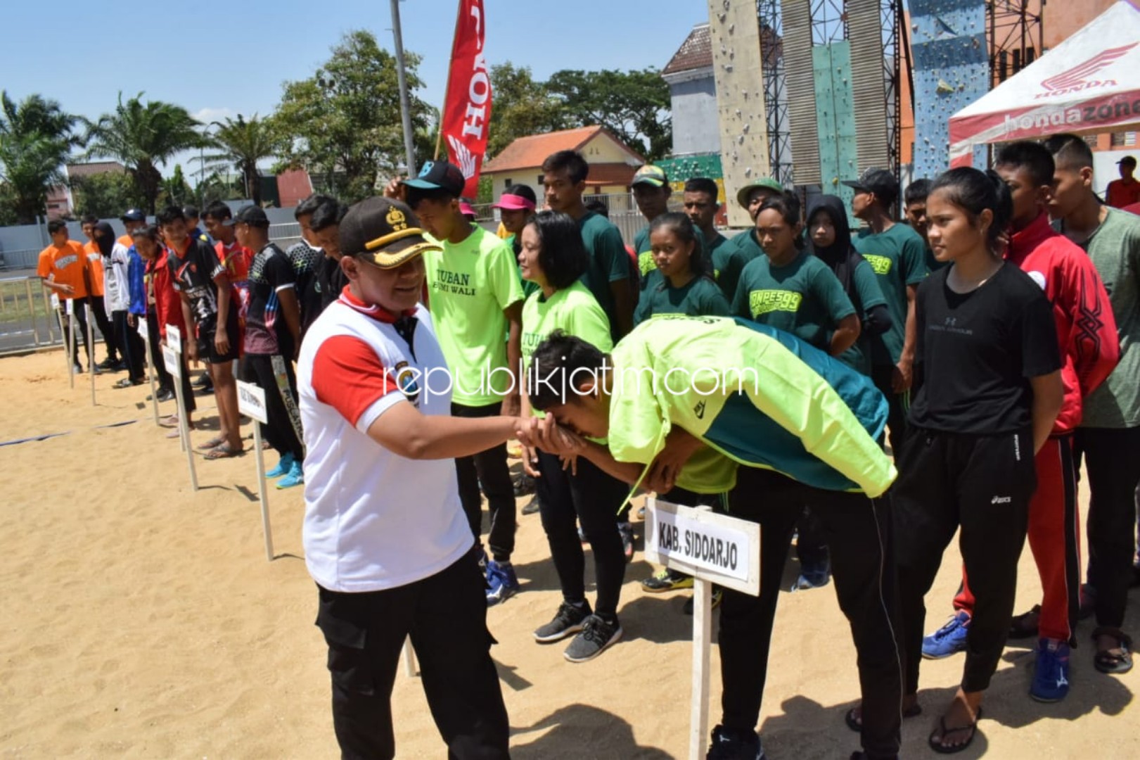 KEJURPROV - Wakapolresta Sidoarjo, AKBP M Anggi Naulifar Siregar membuka Kejurprov Junior Bola Voli Pasir se-Jatim Tahun 2019 di SMANOR Sidoarjo, Selasa (12/11/2019).