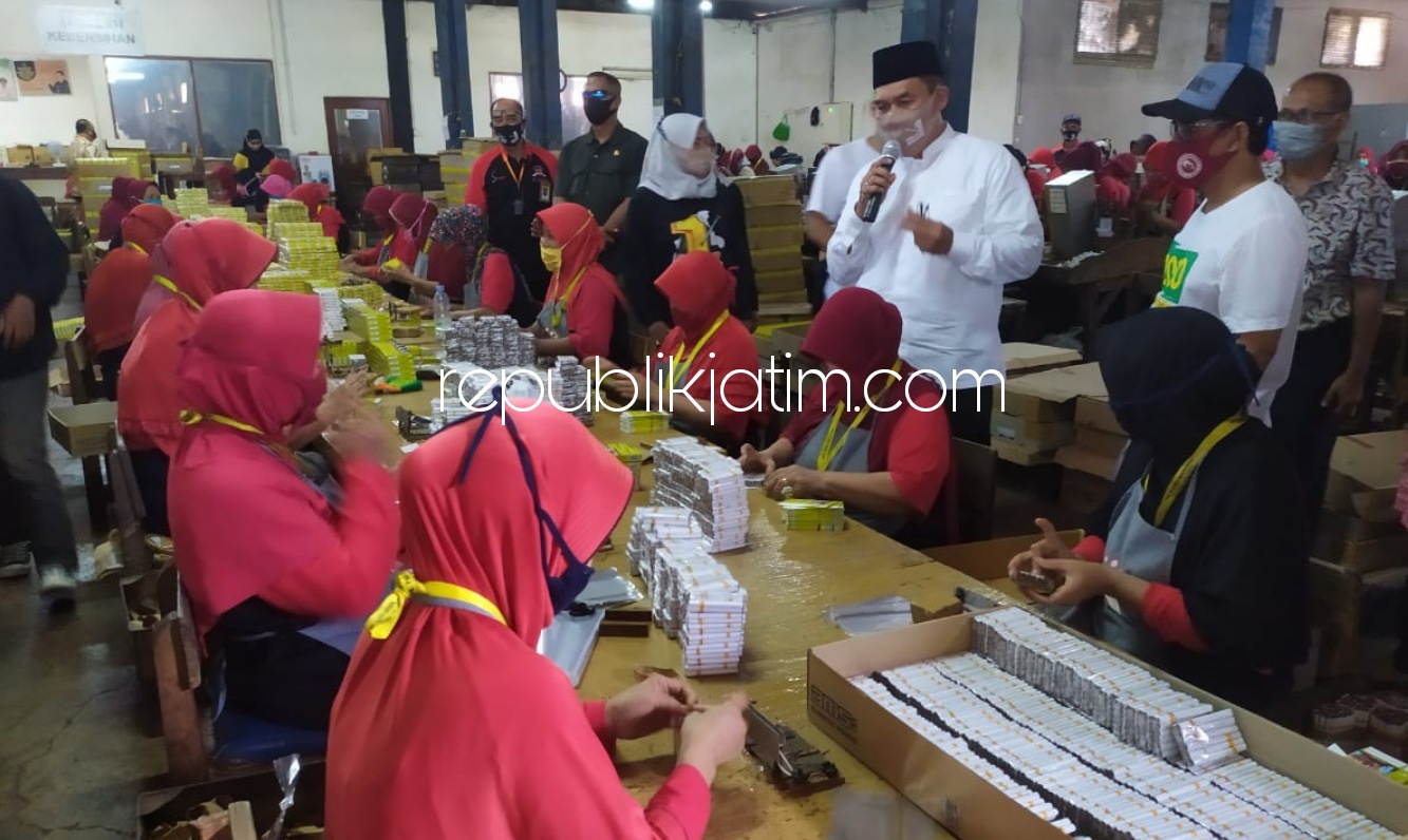 DIALOG - Cabup Sidoarjo, Bambang Haryo Soekartono (BHS) berdialog dengan para karyawan dan pimpinan Pabrik Rokok PT Putra Maju Jaya (Ngaban) dan PT Mustika Kencana Indonesia (Gempolsari), Kecamatan Tanggulangin, Kamis (12/11/2020).