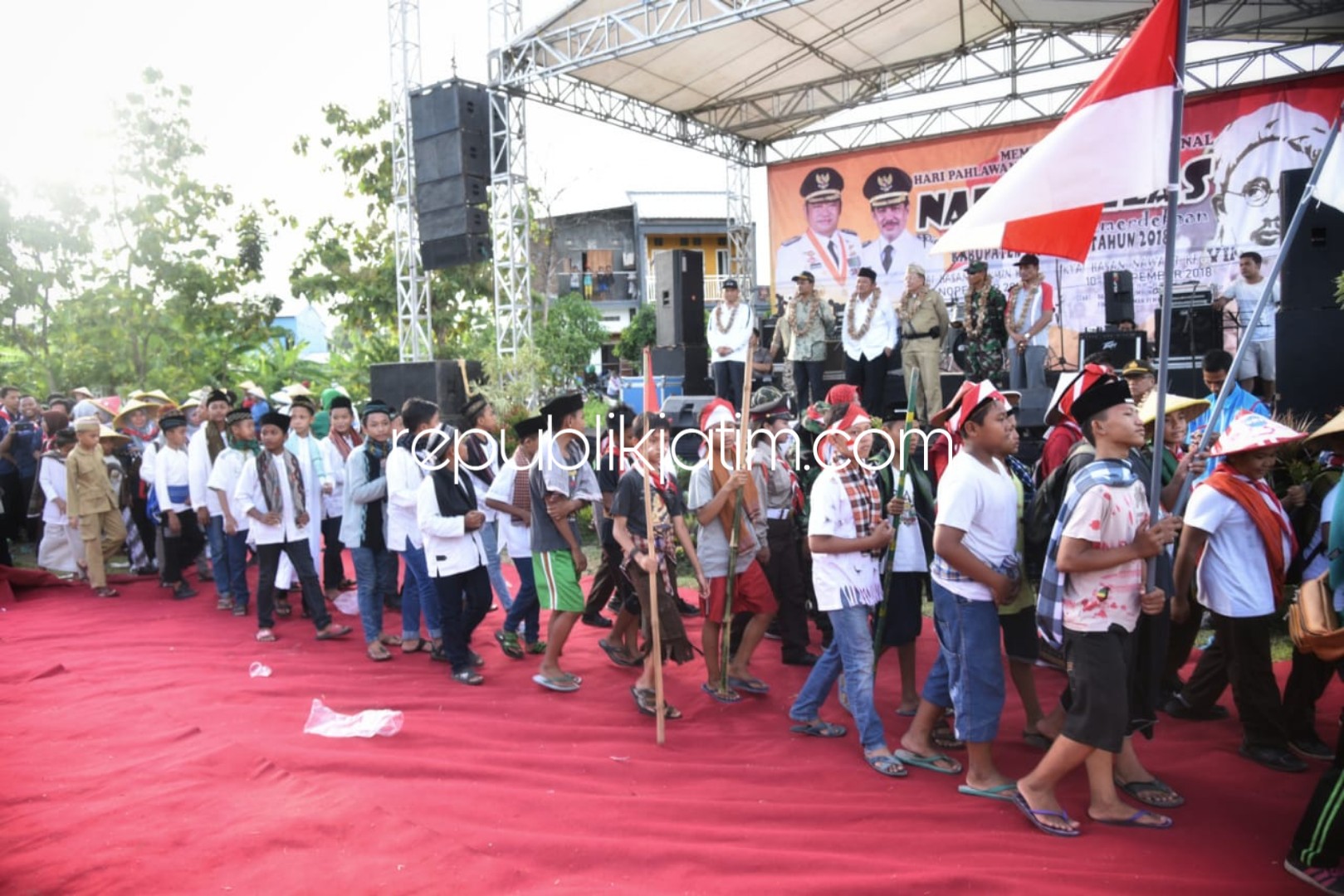 NAPAK TILAS - Bupati Sidoarjo, Saiful Ilah memberangkatkan napak tilas Pejuang Syuhada Kemerdekaan Kiai Hasan Mu’min di Lapangan Desa Keboananom, Kecamatan Gedangan, Sidoarjo, Sabtu (10/11/2018).