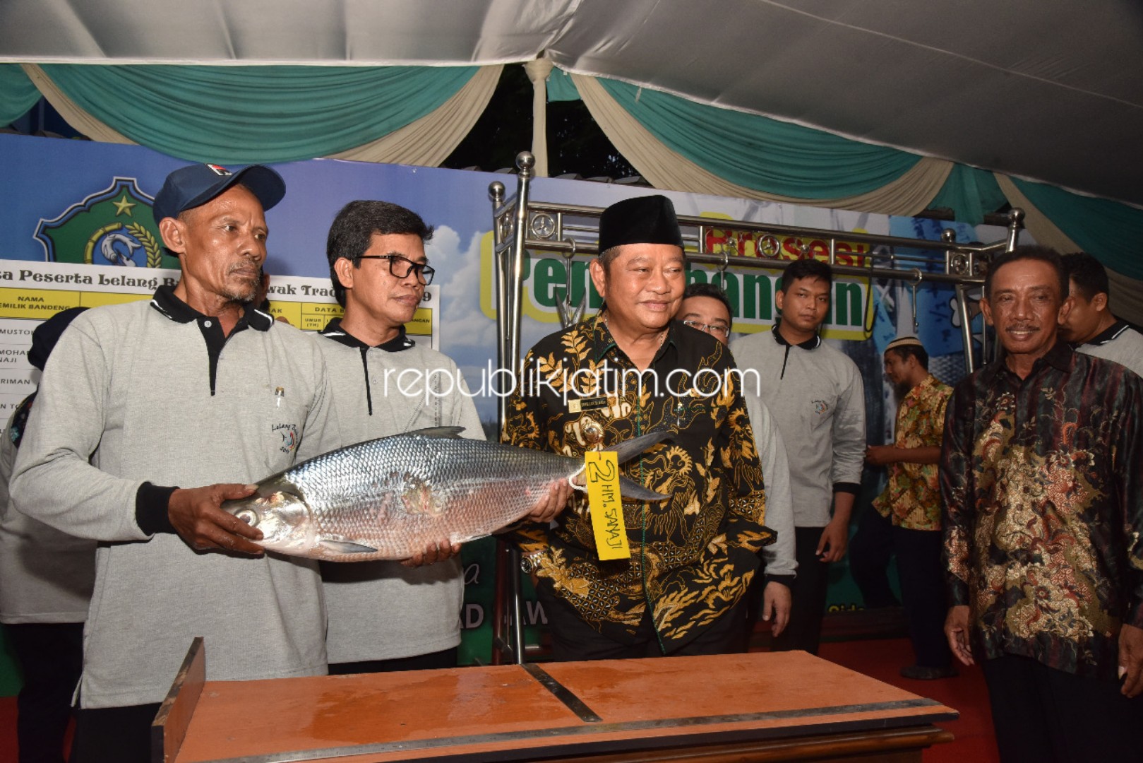 BANDENG KAWAK - Bupati Sidoarjo, Saiful Ilah dan Plt Kepala Dinas Perikanan Pemkab Sidoarjo, Bachrunik Ariyawan menyaksikan penambangan bandeng kawak Tahun 2019 dengan pemenang bandeng seberat 7,66 kilogram milik M Sanaji, Selasa (12/11/2019) petang.