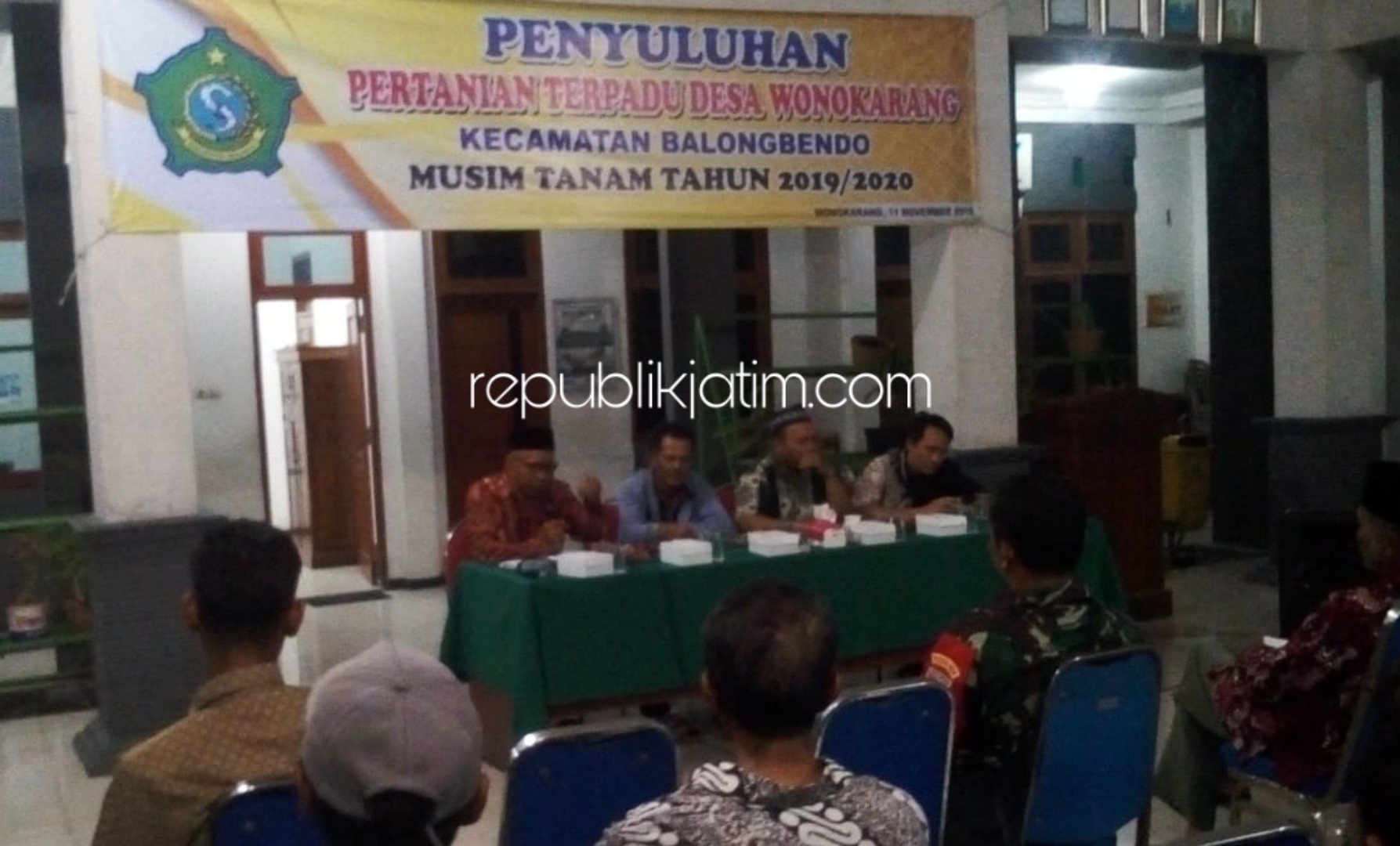 PENYULUHAN - Puluhan petani Desa Wonokarang, Kecamatan Balongbendo, Sidoarjo mengikuti penyuluhan pertanian di Pendopo Balai Desa setempat, Senin (11/11/2019) malam.