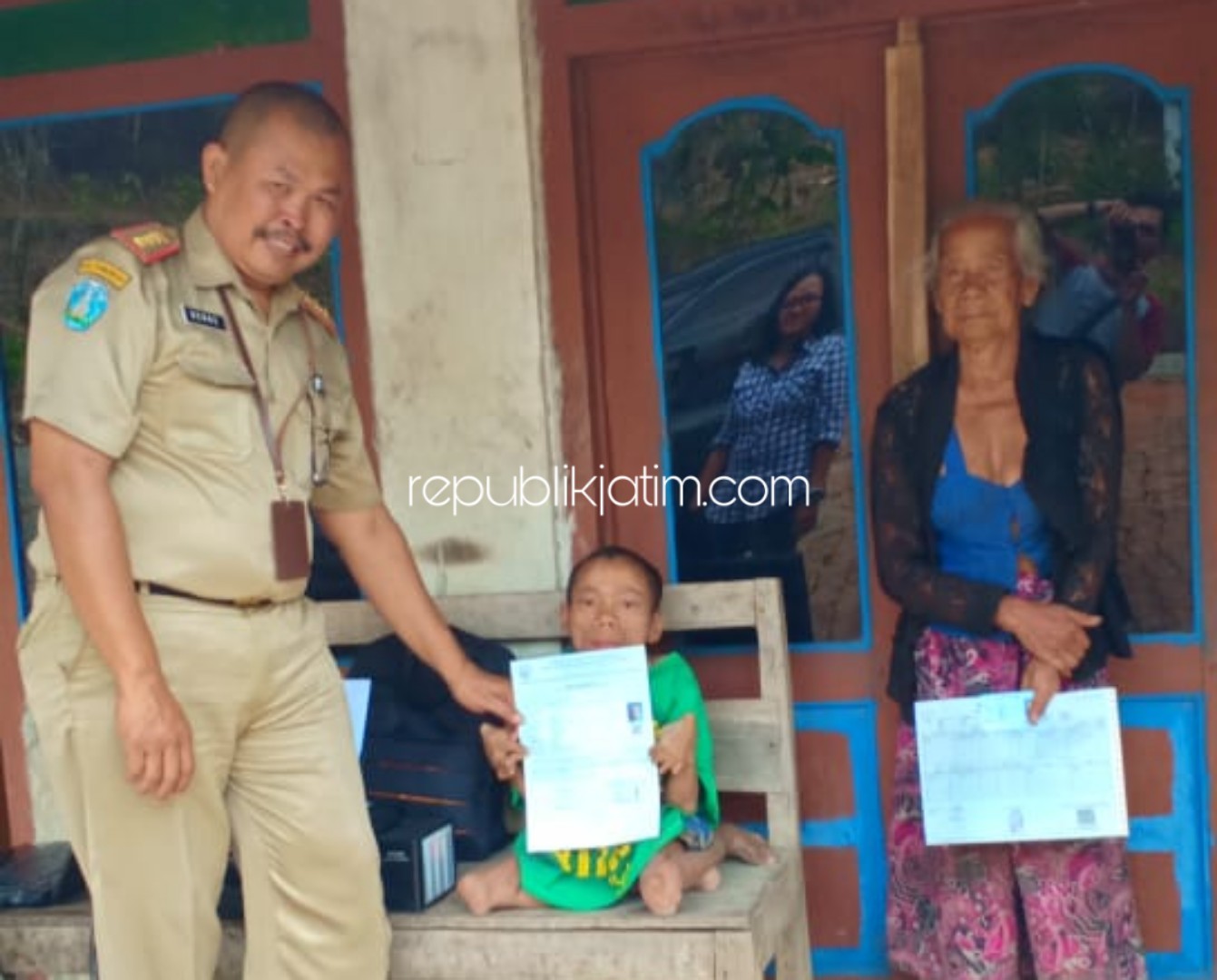 E KTP - Kadimun (43) penderita cacat fisik asal Desa Munggu, Kecamatan Bungkal, Ponorogo menerima E MTP setelah mengikuti rekaman E KTP di rumahnya, Selasa (12/11/2019).