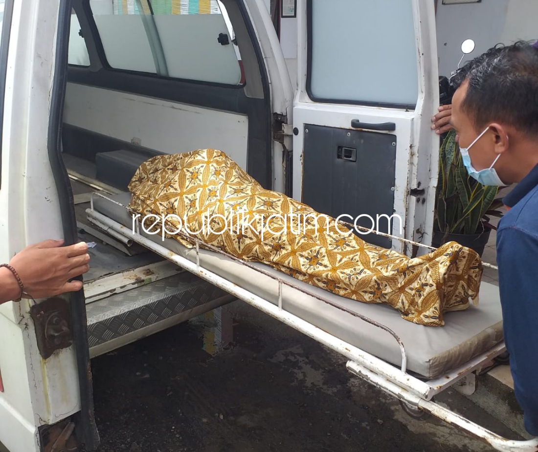 CEK TKP - Petugas Polsek Pulung melaksanakan olah TKP jatuhnya Sugiyanto di depan SDN 2 Wotan, Kecamatan Pulung, Ponorogo, Jumat (12/11/2021). 