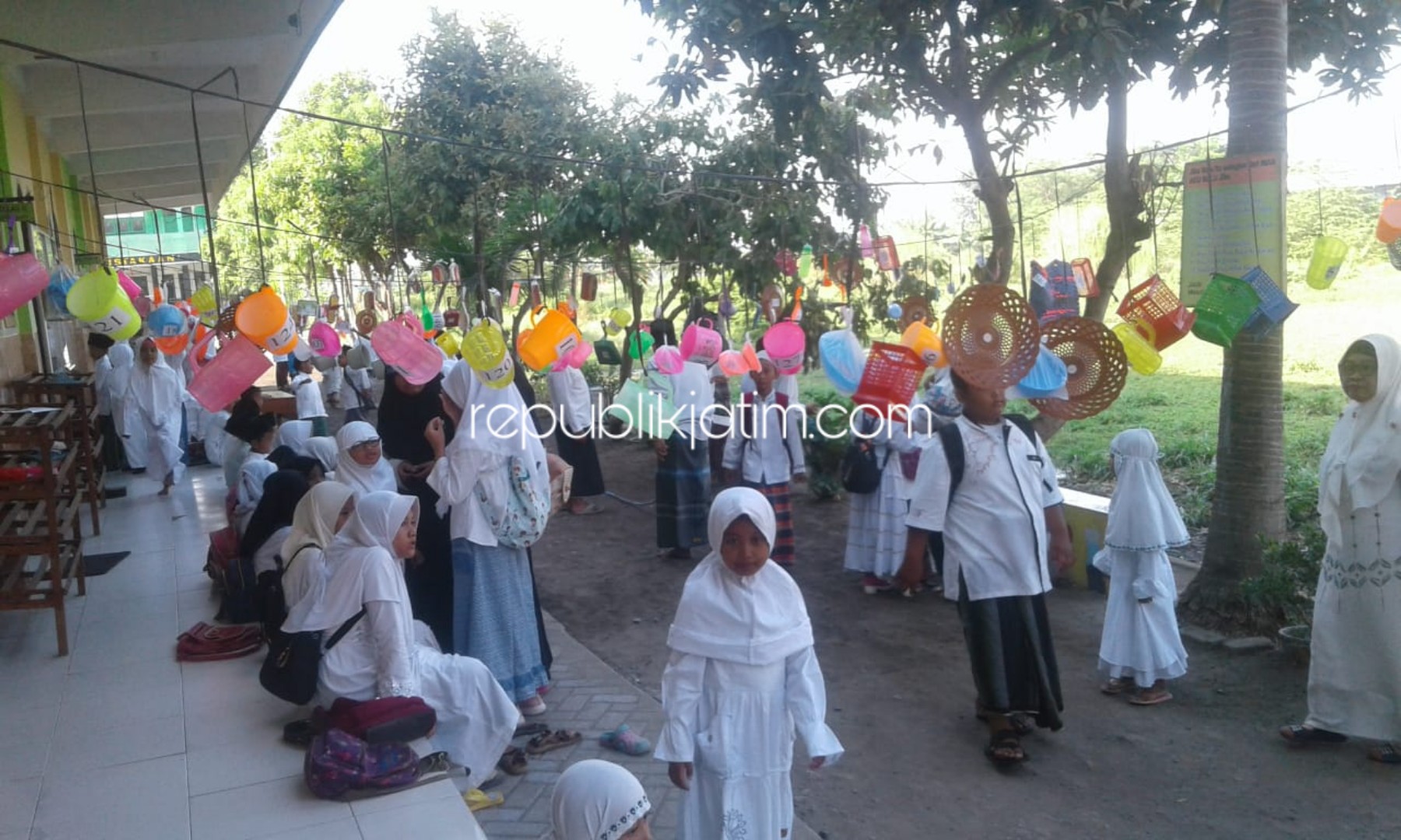DOORPRIZE - Puluhan door prize sebagai penyemangat siswa dan wujud rasa cinta kepada Rosululloh SAW dipajang di depan ruang kelas MI Raden Rahmat Balongbendo, Sidoarjo, Selasa (12/11/2019).