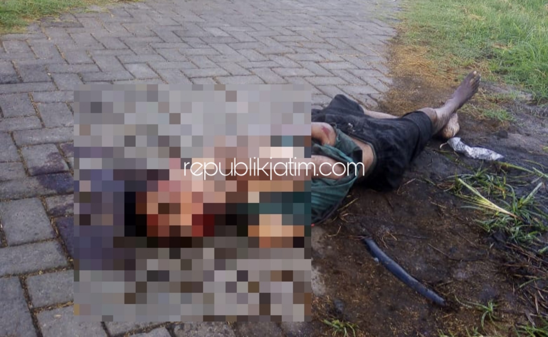 KRITIS - Seorang pria tanpa identitas ditemukan kritis dengan sejumlah luka di Jalan Paving, Dusun Jatisari, Desa Watesari, Kecamatan Balongbendo, Sidoarjo, Rabu (13/11/2019).