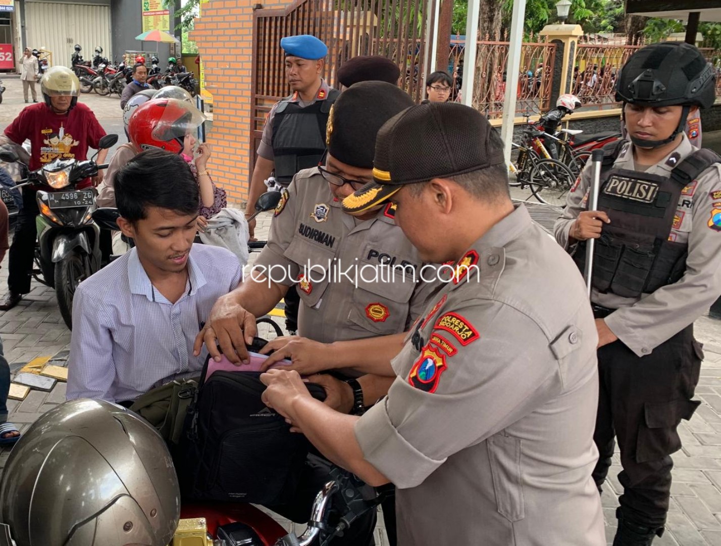 DIPERIKSA - Wakapolresta Sidoarjo, AKBP M Anggi Naulifar Siregar memimpin pemeriksaan pengunjung ke Polresta Sidoarjo baik yang menggunakan motor maupun mobil paska peristiwa ledakan di Polrestabes Medan, Rabu (13/11/2019).