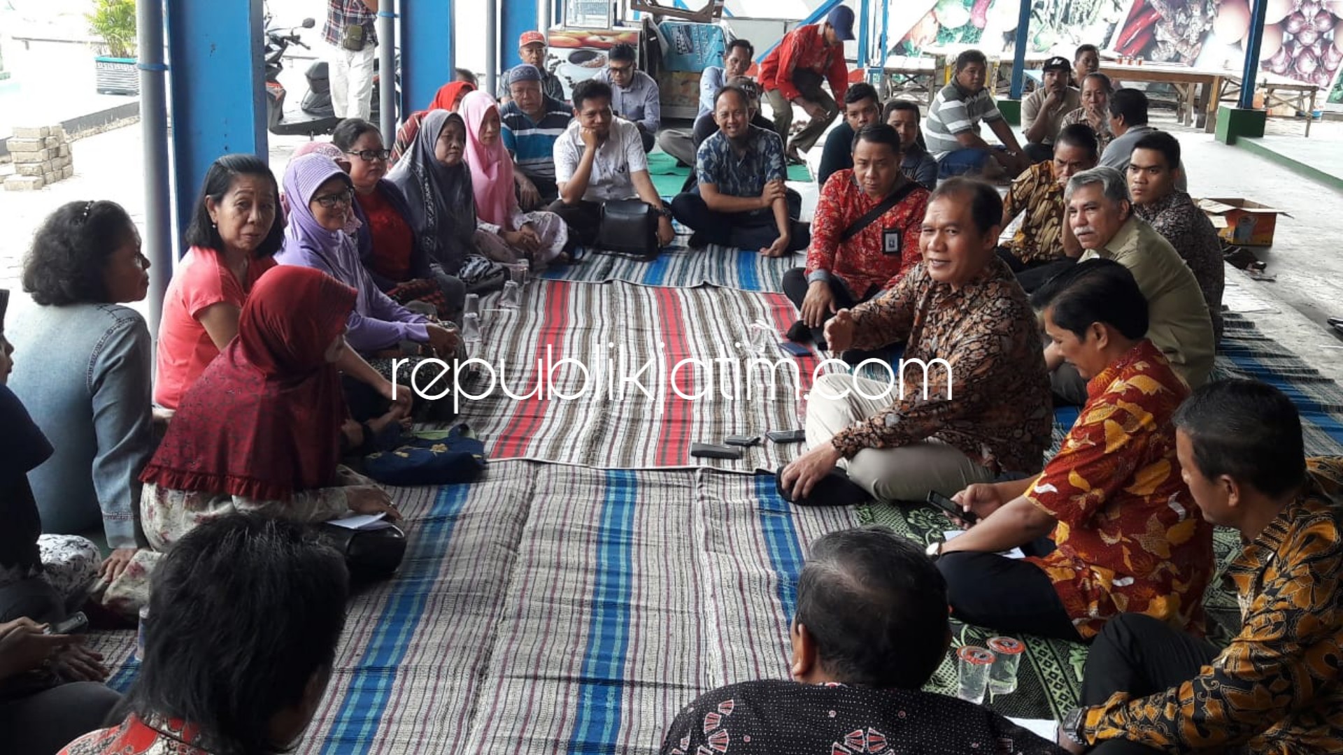 PENGARAHAN - Anggota Komisi V DPR RI, Bambang Haryo Soekartono memberikan pengarahan kepada puluhan pedagang Pasar Wonoayu, Sidoarjo yang dibangun menggunakan dana APBN Tahun 2016 lalu, Selasa (13/11/2018).