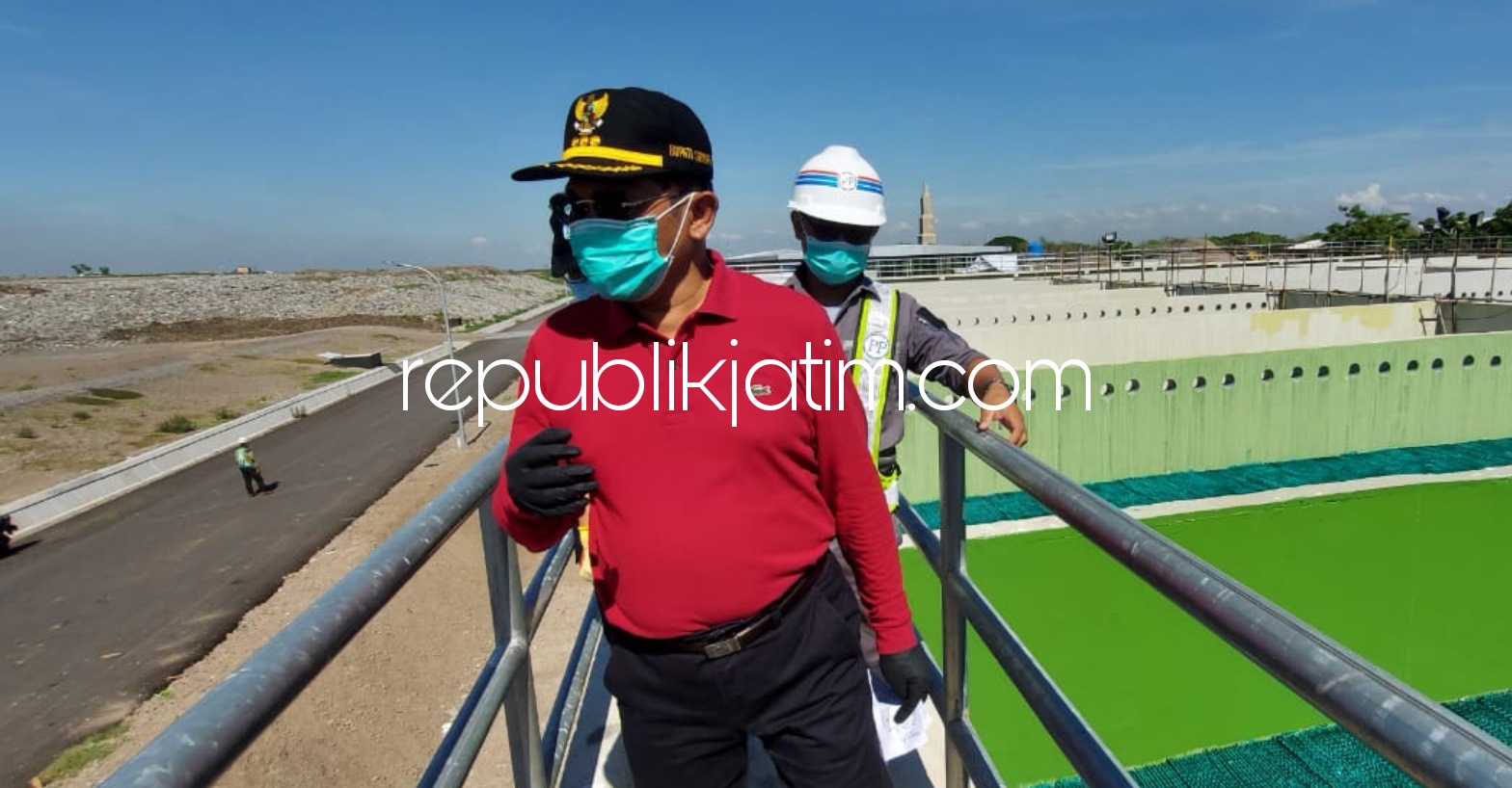 SIDAK - Pj Bupati Sidoarjo, Hudiyono berkunjung ke TPA Jabon bersama Kepala Dinas Lingkungan Hidup dan Kebersihan (DLHK) Sigit Setyawan menyaksikan volume sampah yang mencapai 92 persen atau nyaris overload, Jumat (13/11/2020). 