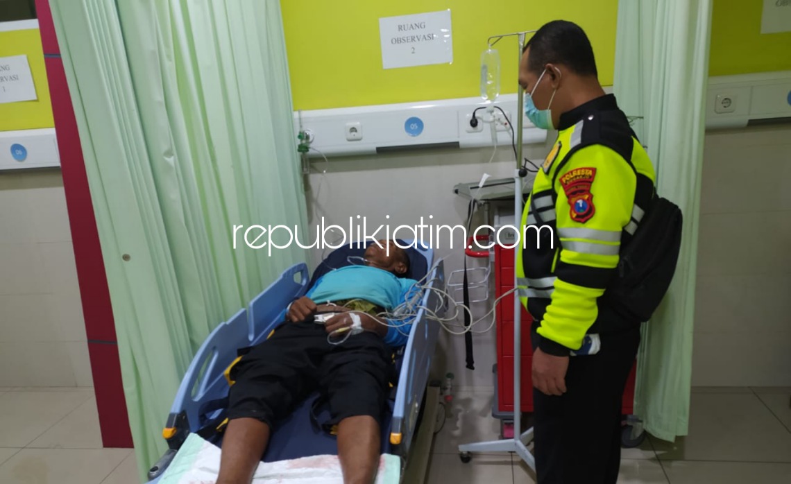 DIRAWAT - Korban kecelakaan, Sutrisno (72) warga Dusun Tanggul Kidul, Desa Tanggul, Kecamatan Wonoayu, Sidoarjo tertabrak mobil saat gowes di JL Raya Mojokerto - Surabaya dirawat di rumah sakit, Jumat (12/11/2021) malam.