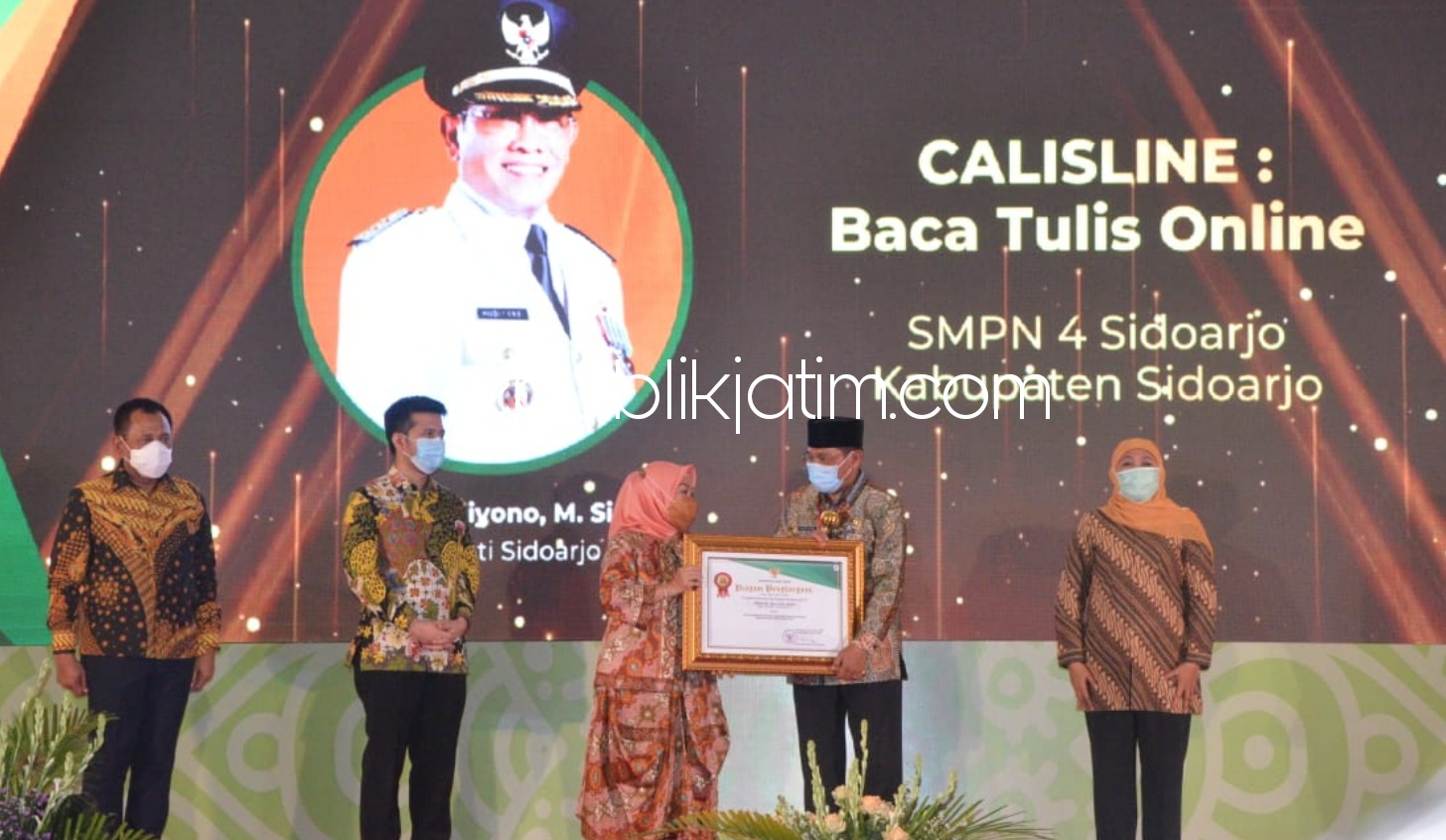 PENGHARGAAN - Deputi Pelayanan Publik Kemenpan RB, Diah Natalisa menyerahkan penghargaan ke Pj Bupati Sidoarjo, Hudiyono hasil kompetisi Inovasi Pelayanan Publik (Kovablik) Calisline SMPN 4 Sidoarjo di Batu, Jumat (13/11/2020).